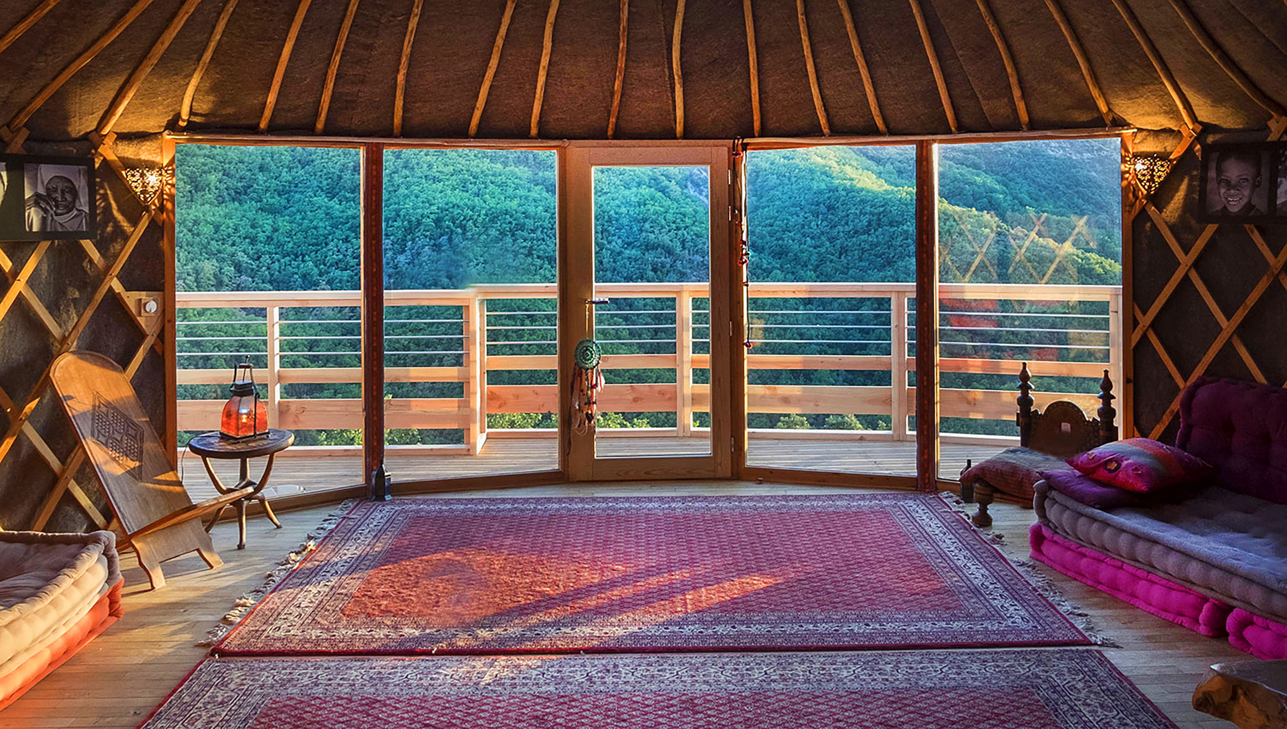 La Yourte Nature : un cocon suspendu entre ciel et terre à Sumene — salle de bain
