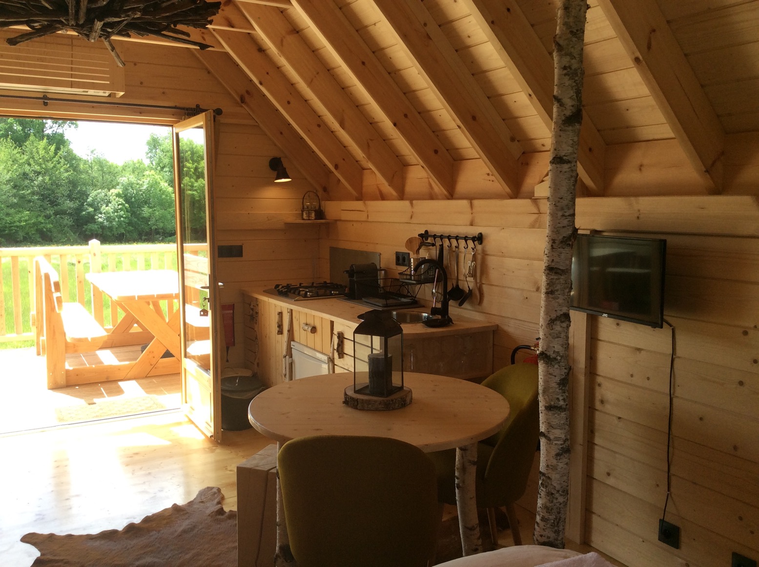 La Cabane Léonie : une expérience unique sur pilotis en Aquitaine à Berson — espace de vie