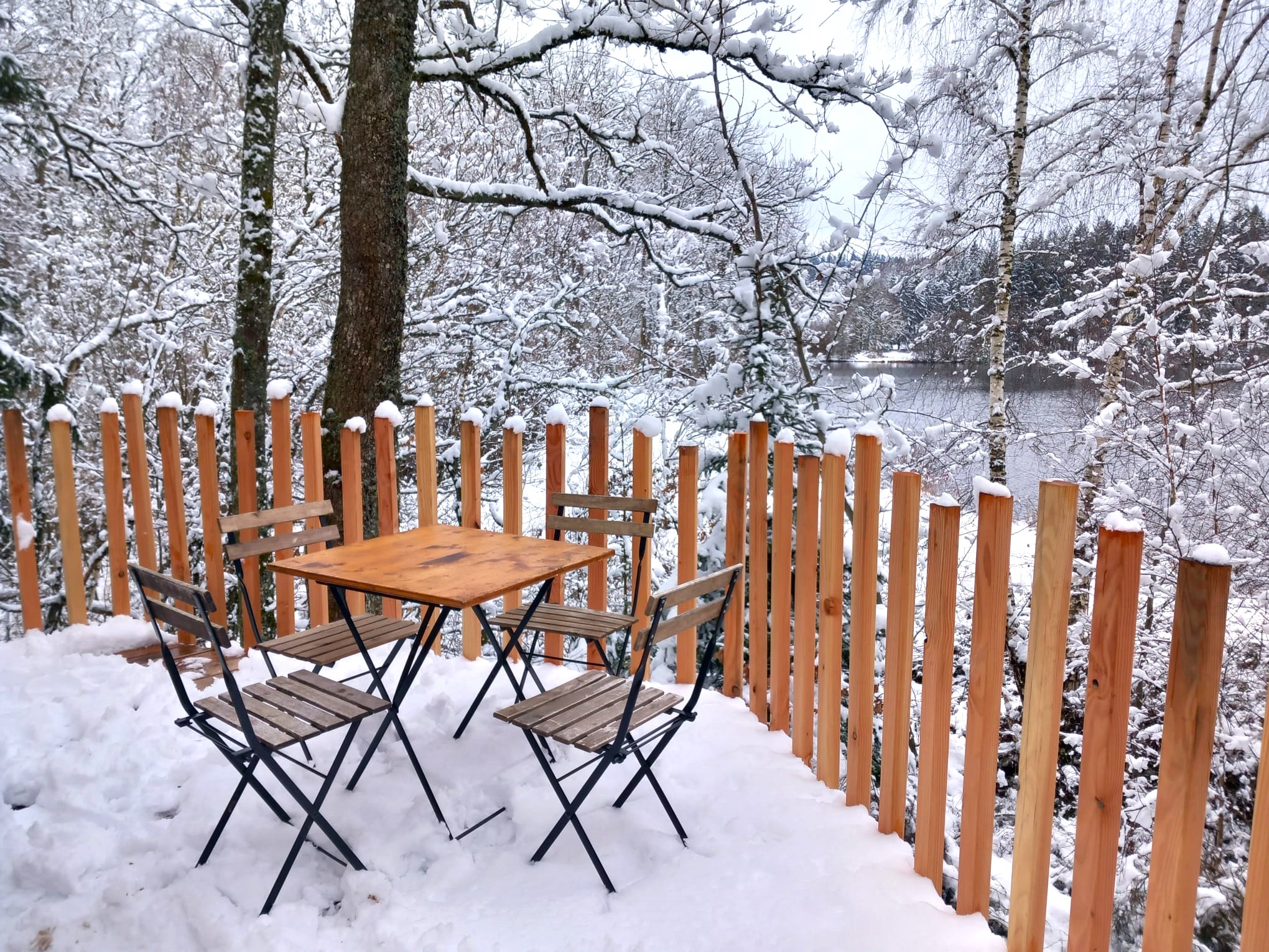 Cabane 'Pollimage' au bord d'un lac