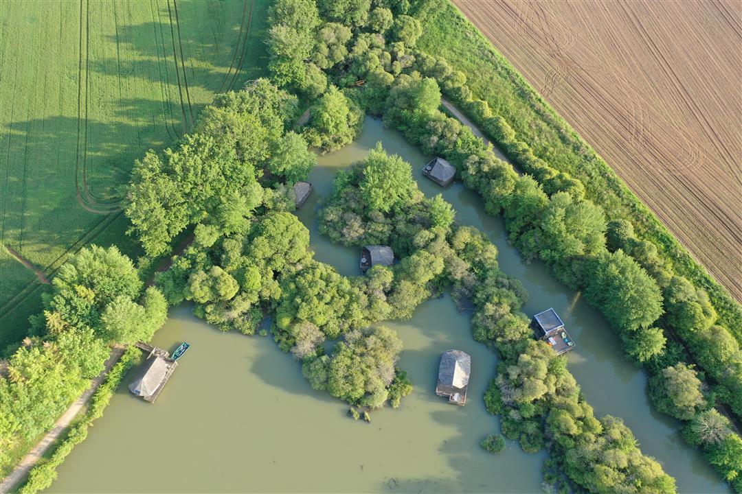 Cabane familiale flottante Mauka : une évasion sur l'eau à Pressac — environnement naturel