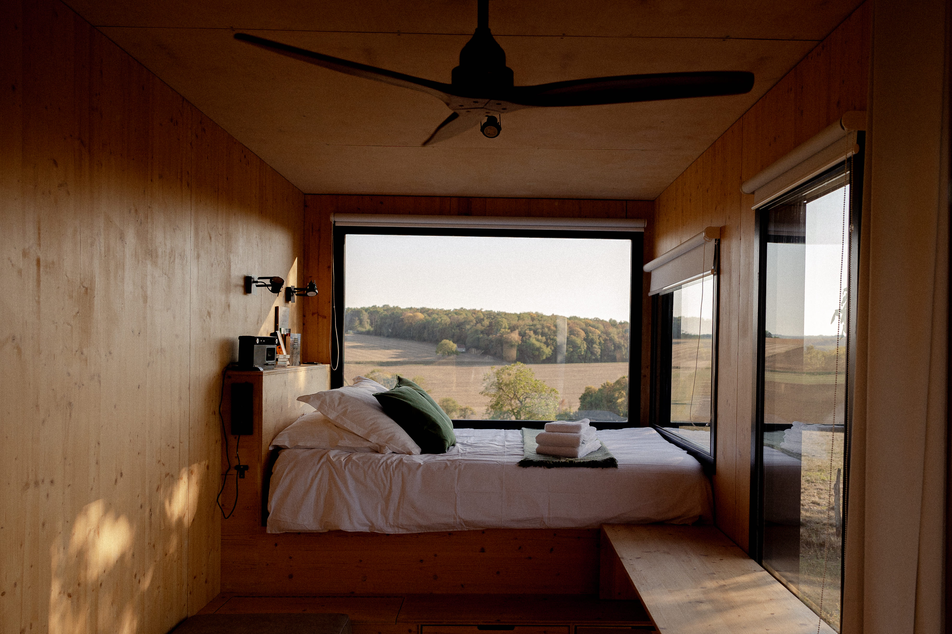 Tiny house moderne au cœur des vignes de Bourgogne à Saint-Père — vue intérieure