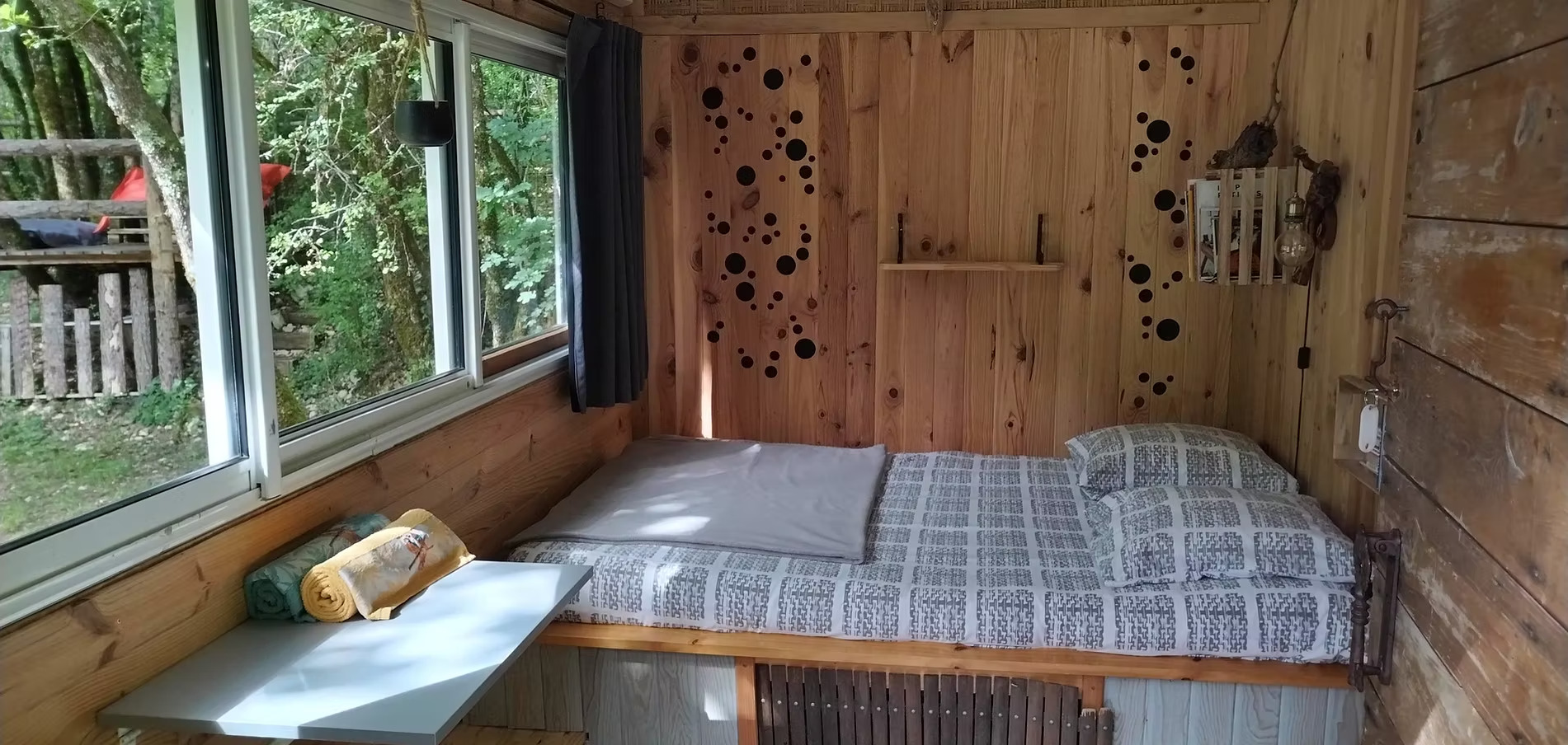 La Roulotte de l'Echappée Sauvage — Séjour relaxant avec spa à Lot-et-Garonne à Agen — chambre