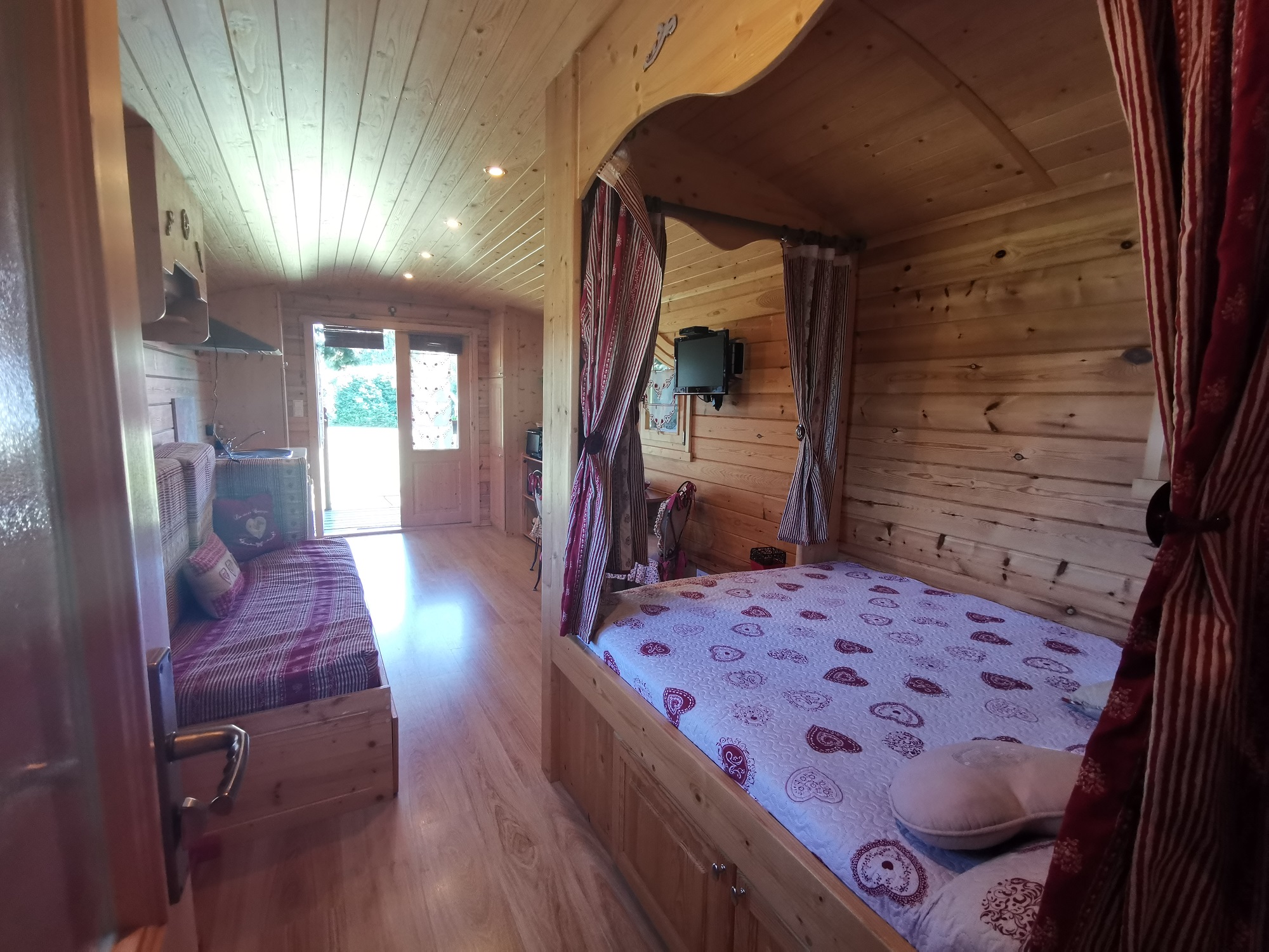 Éveillez vos sens dans la Roulotte du Soleil à Eyragues — salle de bain
