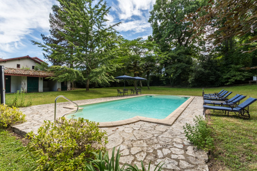 Gîte Jurançon — Chambre à thème avec spa à Landes à Château d'Estrac — détail architectural