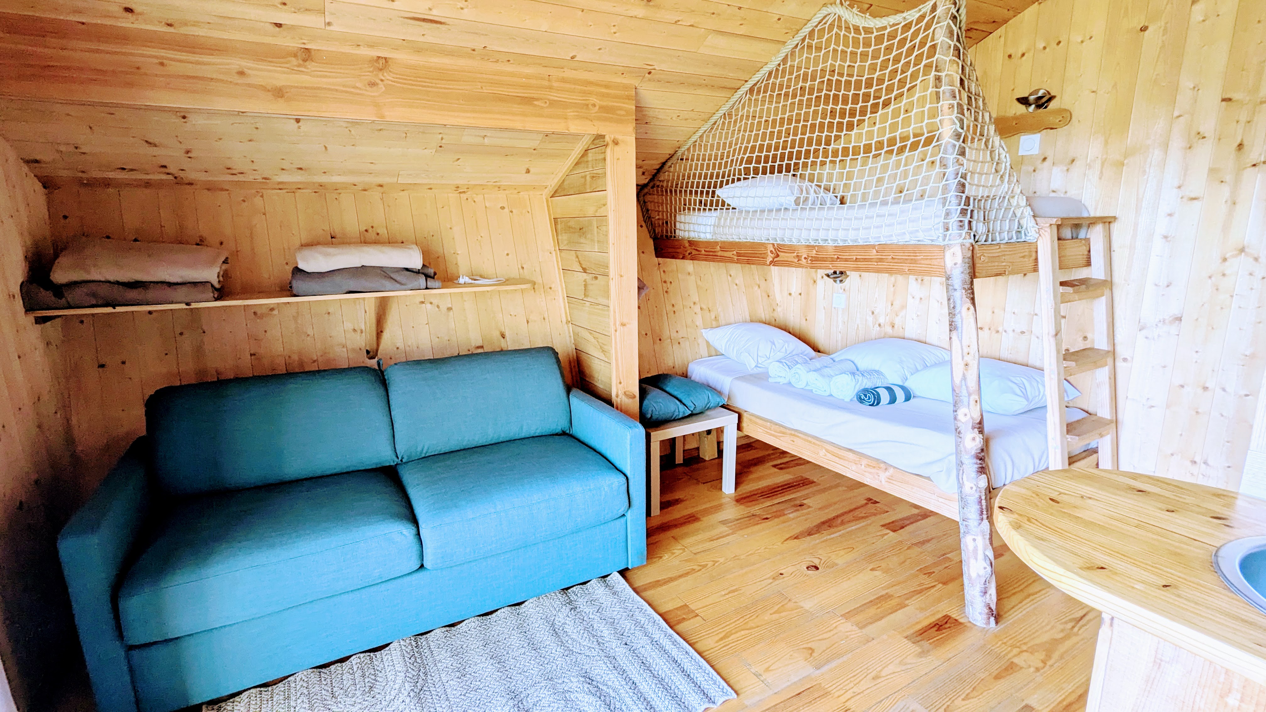 La Chênaie : une cabane sur pilotis pour une immersion en nature à Serrières-Sur-Ain — salle de bain