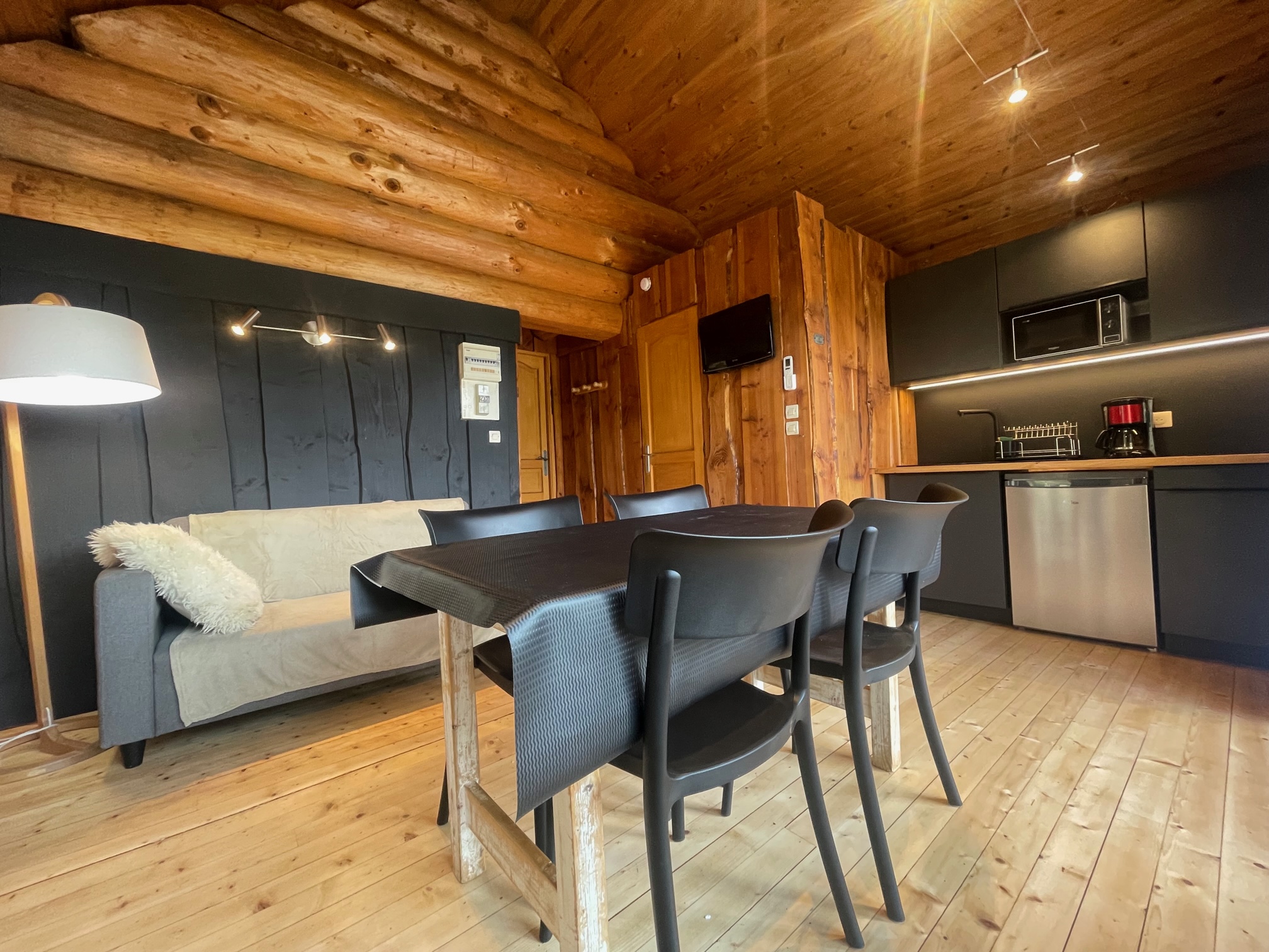 Chalet 5 : une immersion romantique en Aquitaine à Lanouaille — espace de vie
