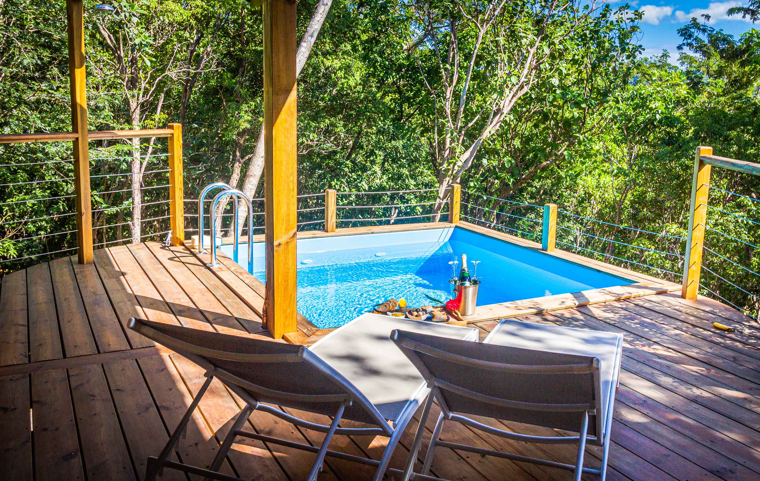 Jungle Lodge : cabane dans les arbres avec piscine privée à Deshaies — détail architectural