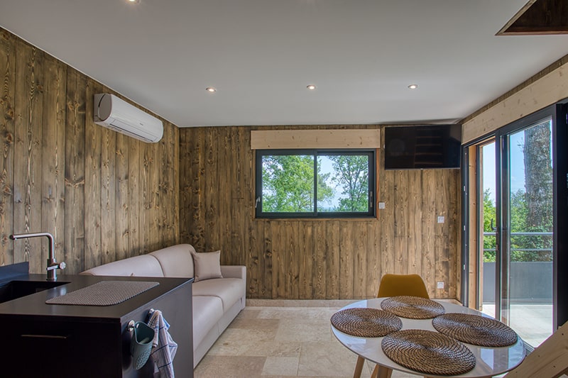 Évasion dans la Cabane Spa des Charmes en Aquitaine à Sarlat — salle de bain