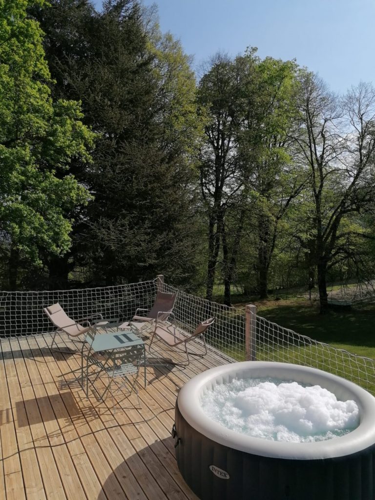 Cabane étoilée et son Spa — Nuit sous les étoiles à Isère à Saint-Quentin-sur-Isère — vue intérieure