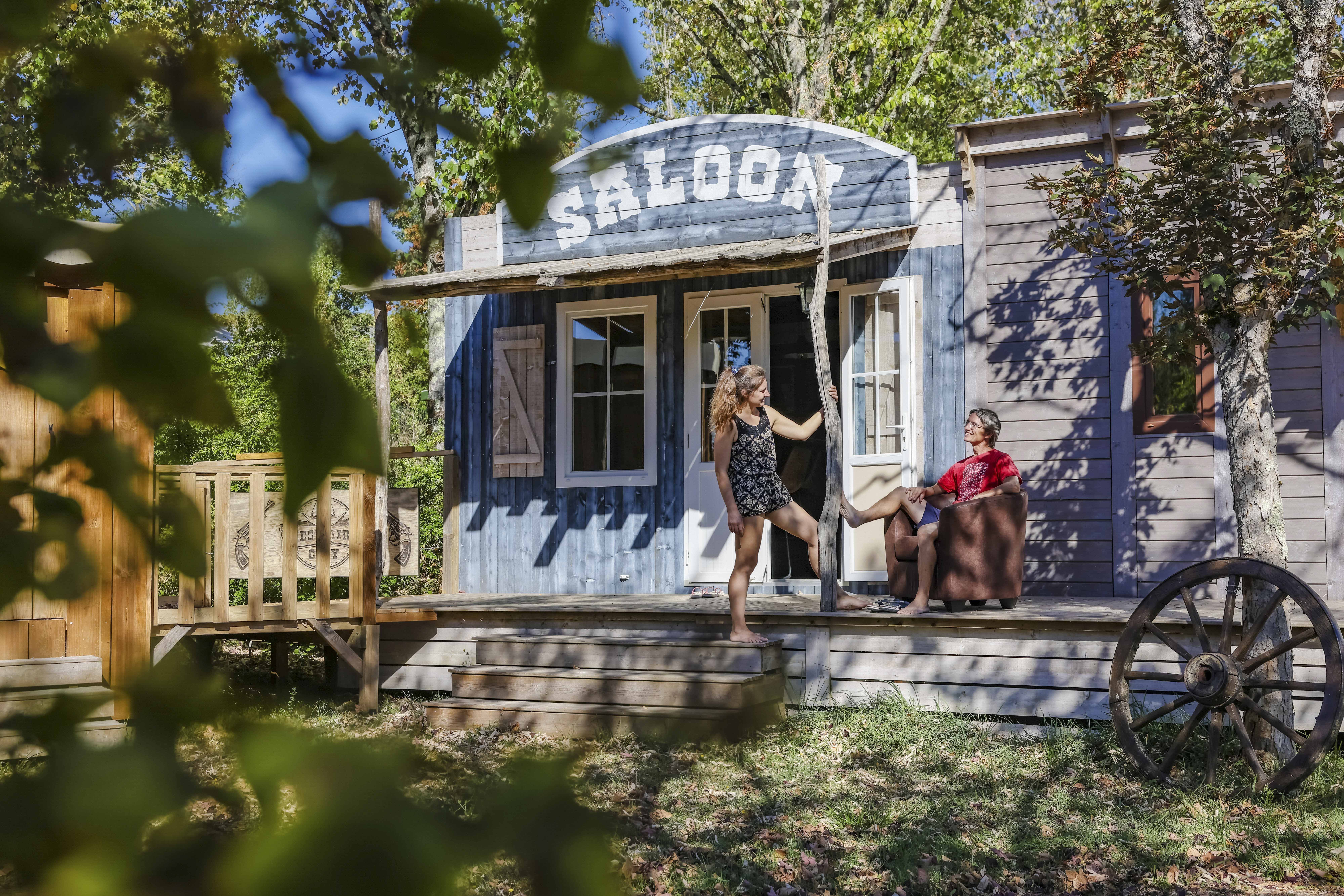 Mobil-home Saloon & SPA privatif — Cabane avec spa à Les Auzerals, Tarn à Rabastens — vue intérieure