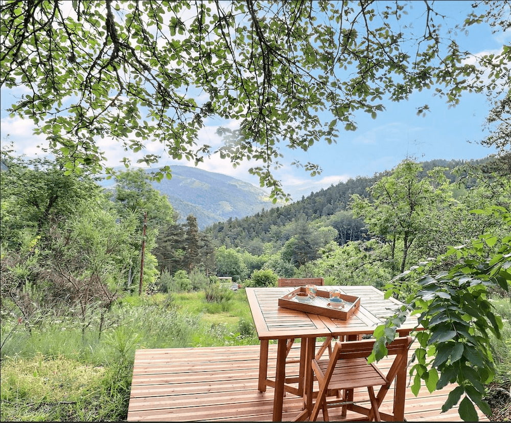 Le Nid : une cabane dans les arbres au cœur de la nature ardéchoise à Rochepaule — vue intérieure