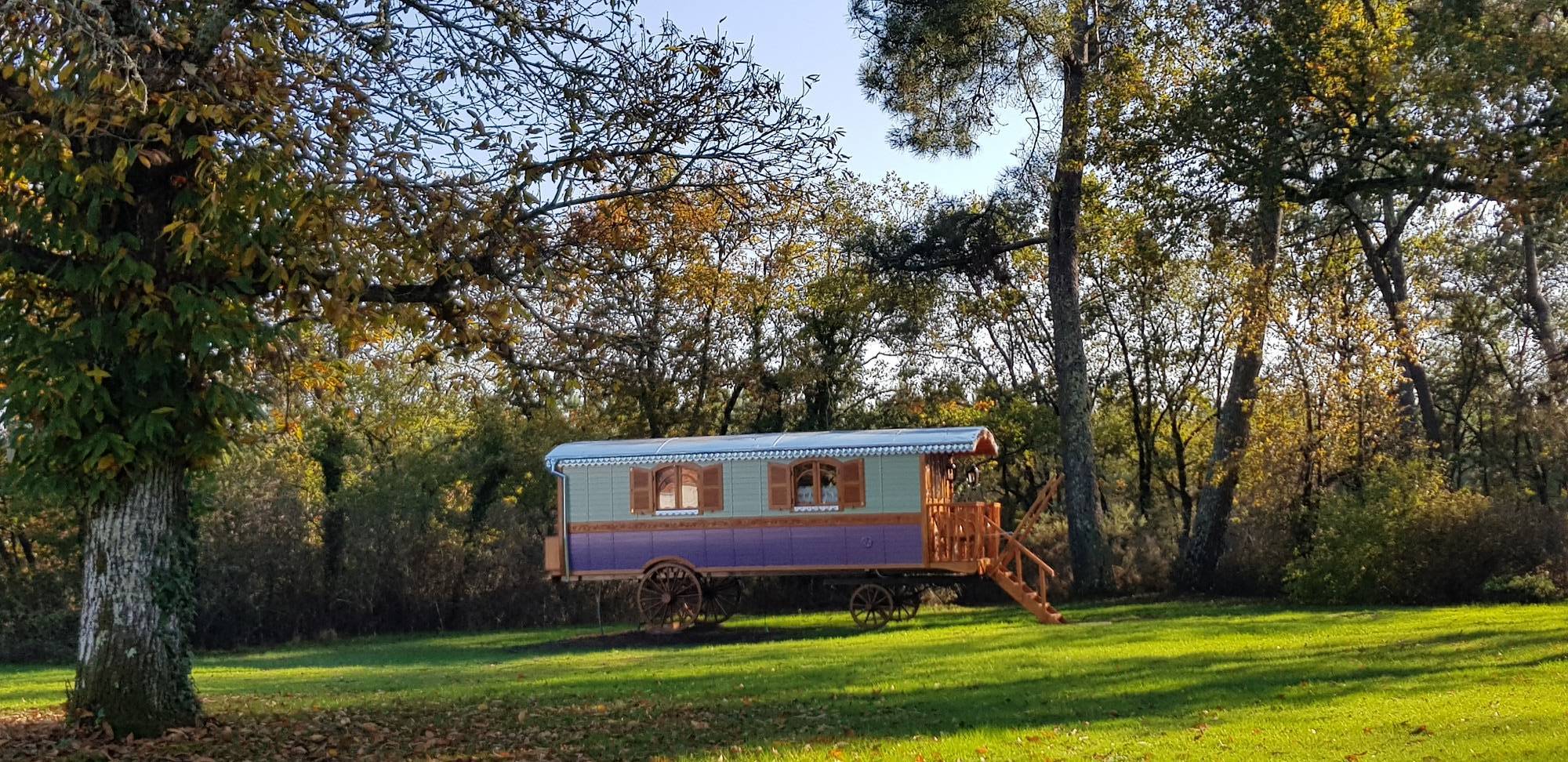 Au Bois Chéri : une roulotte poétique en pleine nature