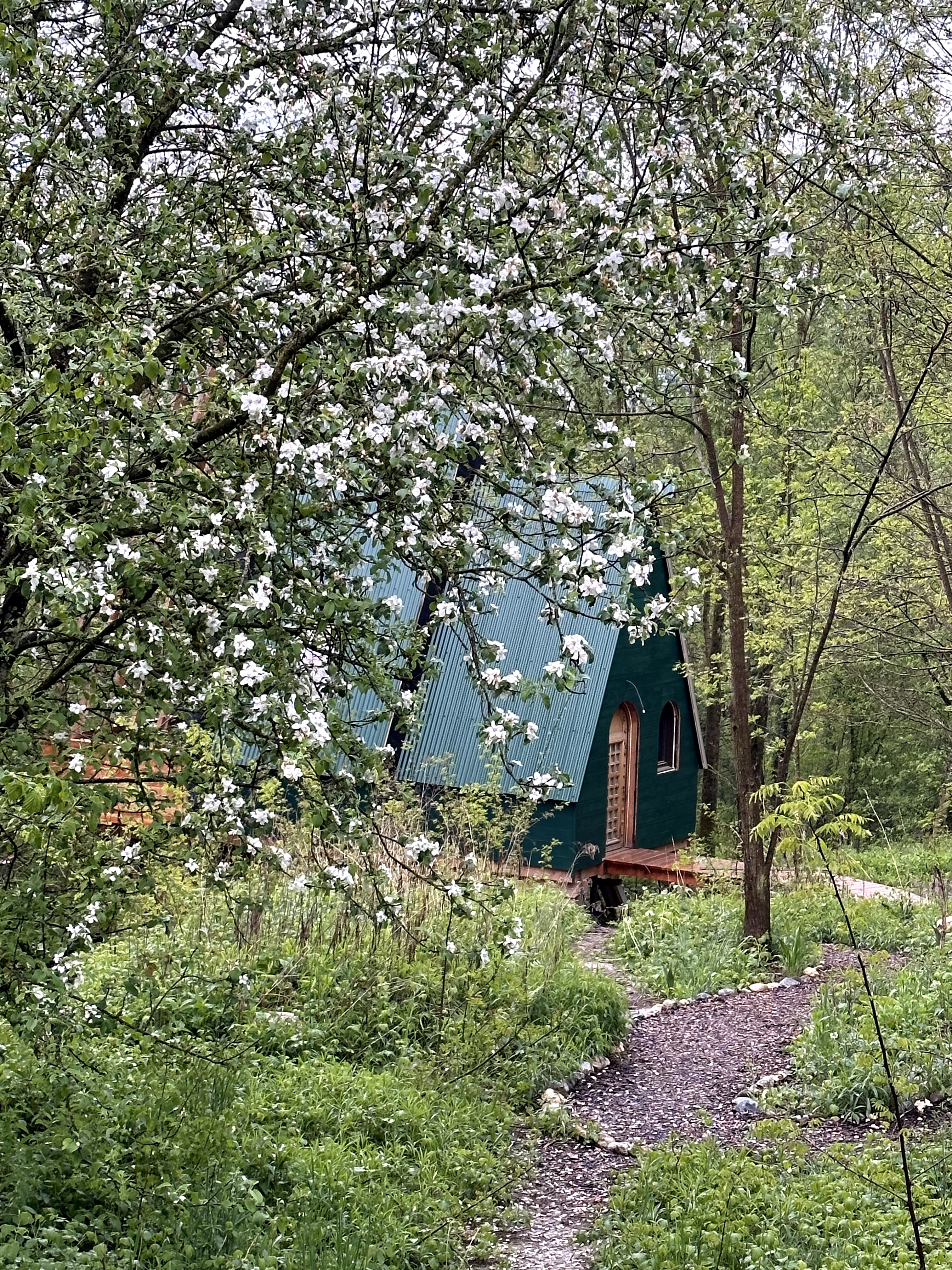 Matriochka : une cabane sur pilotis au cœur des Jardins Secrets à Vaulx — vue intérieure
