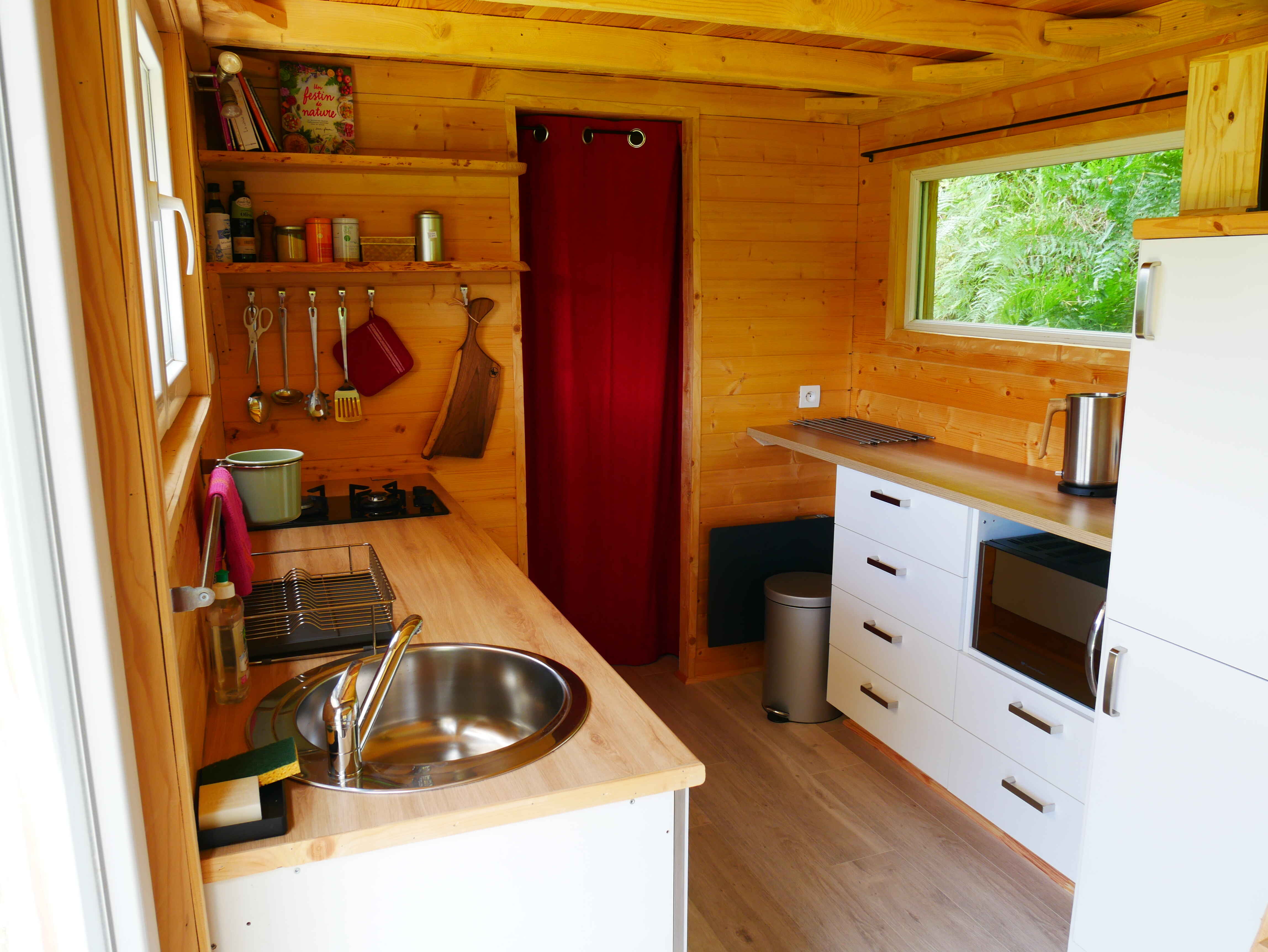 Tiny house moderne en pleine nature pour se ressourcer à St-Symphorien-De-Mahun — chambre