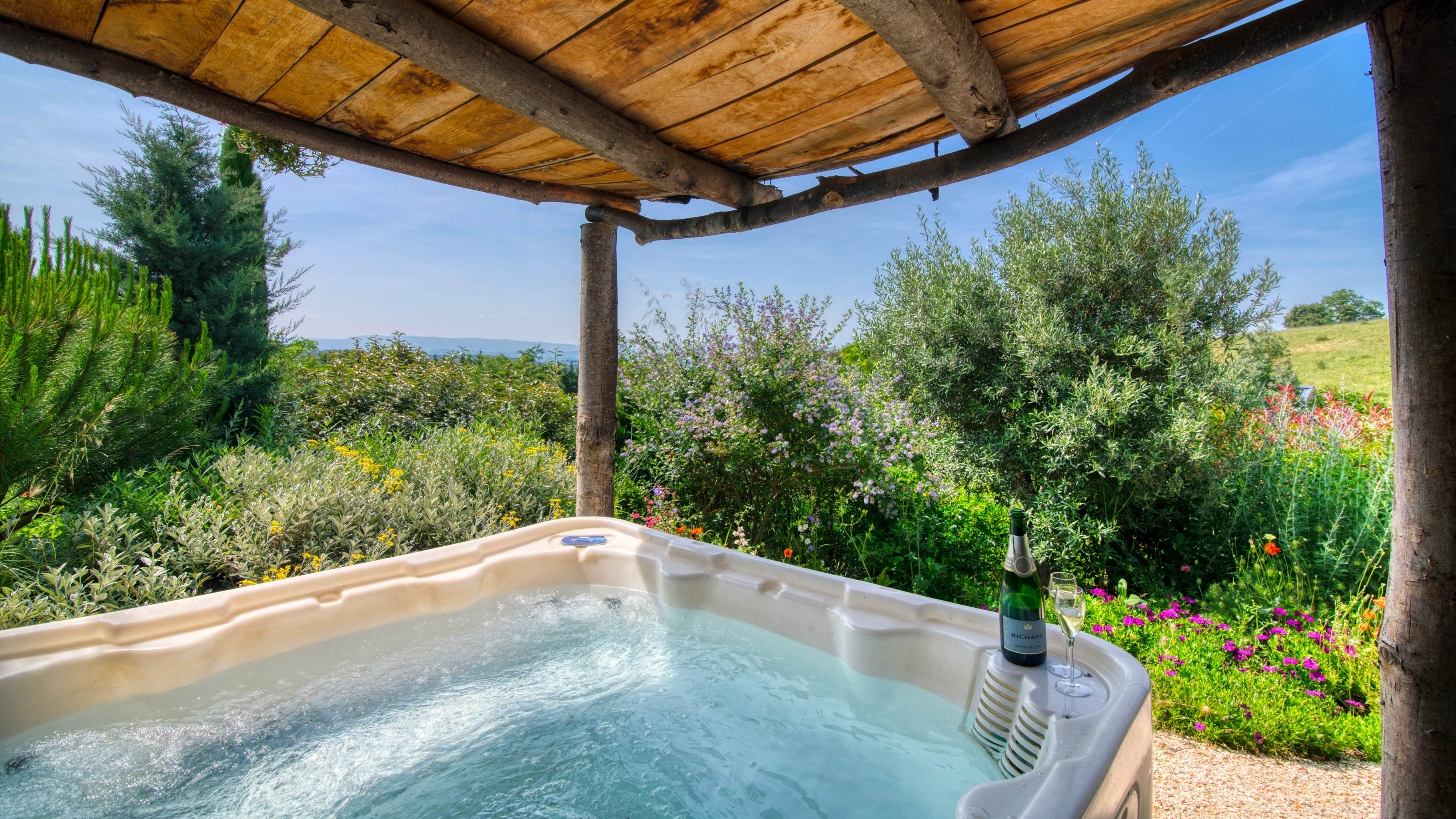 Évasion dans une maison de hobbit avec spa privatif à Villarzel Du Razès — espace de vie