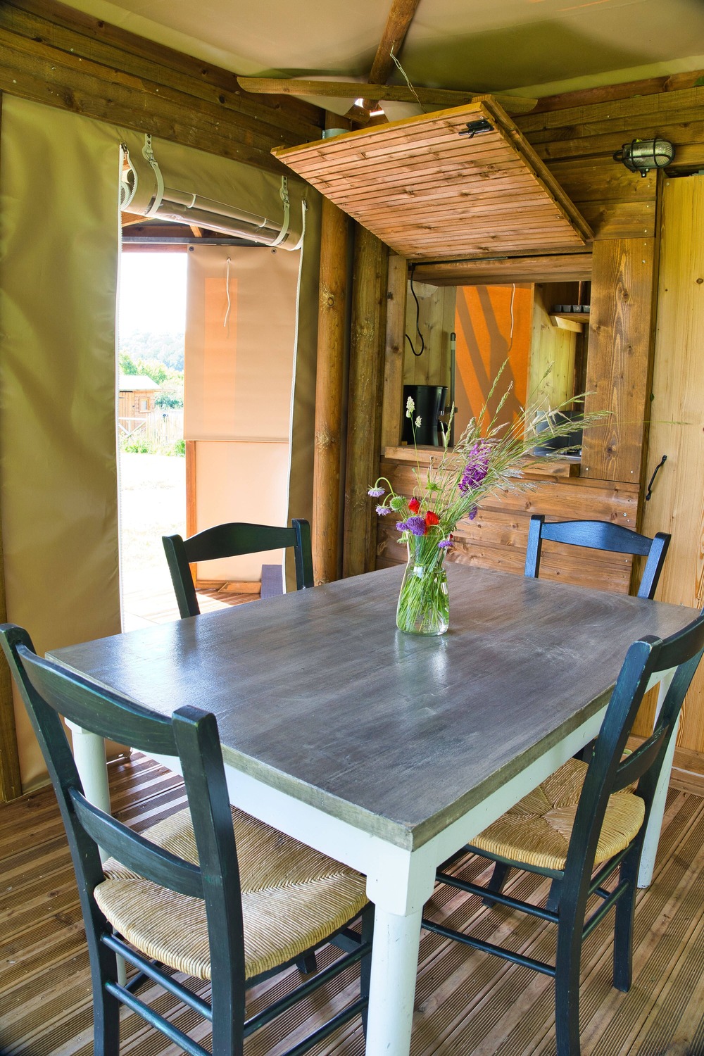 CABATENTE — Tente avec spa au Camping Le Soleil Des Bastides à Rabastens — espace de vie
