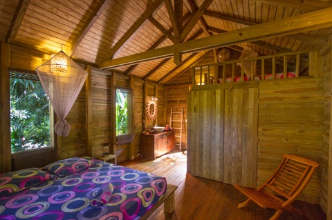 Évasion créole : cabane en bois au cœur de la Guadeloupe à Deshaies — chambre
