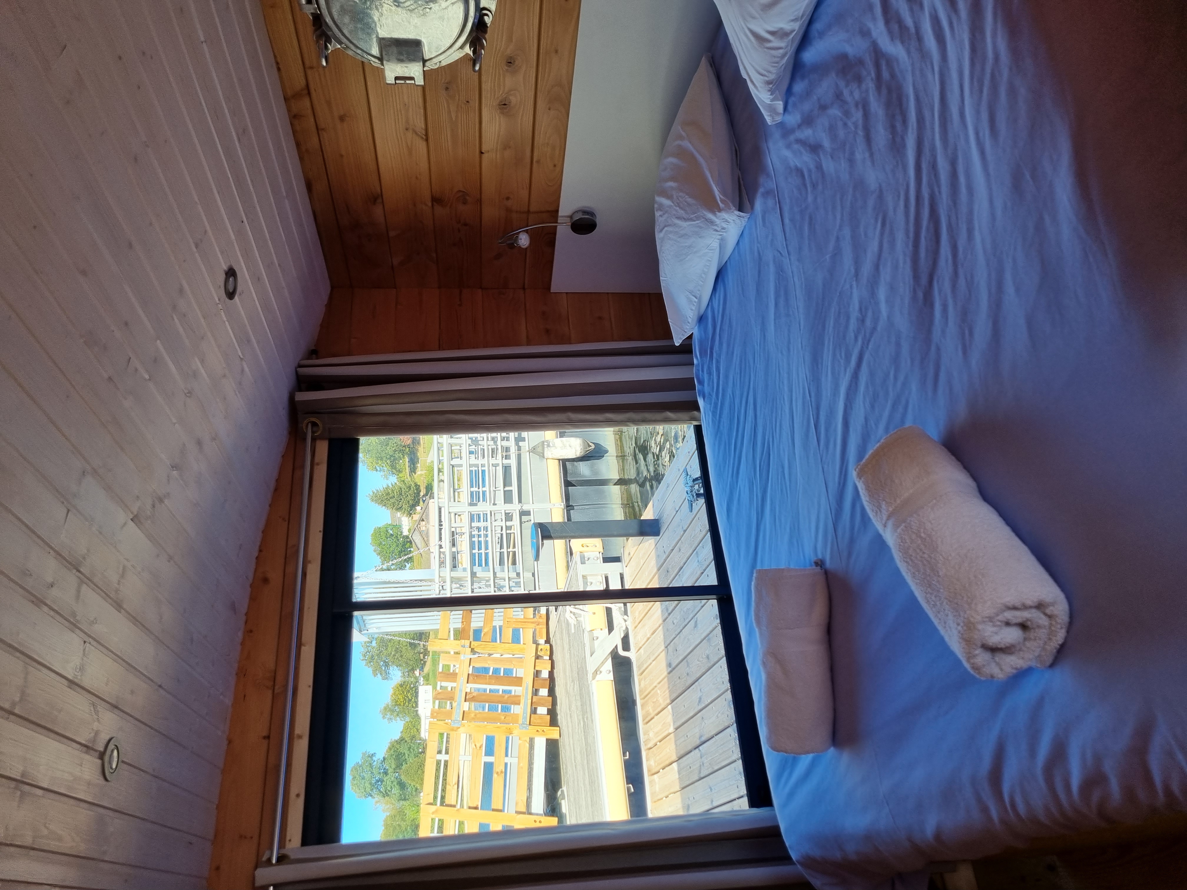 Lodge Boat 2 cabines : une cabane sur l'eau en Limousin à Peyrat Le Chateau — vue intérieure