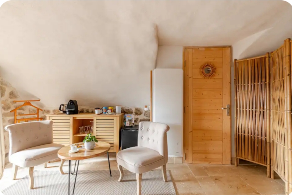 La chambre voûtée — Séjour romantique avec spa à Vernoux-en-Vivarais à Vernoux-en-Vivarais — vue depuis la terrasse