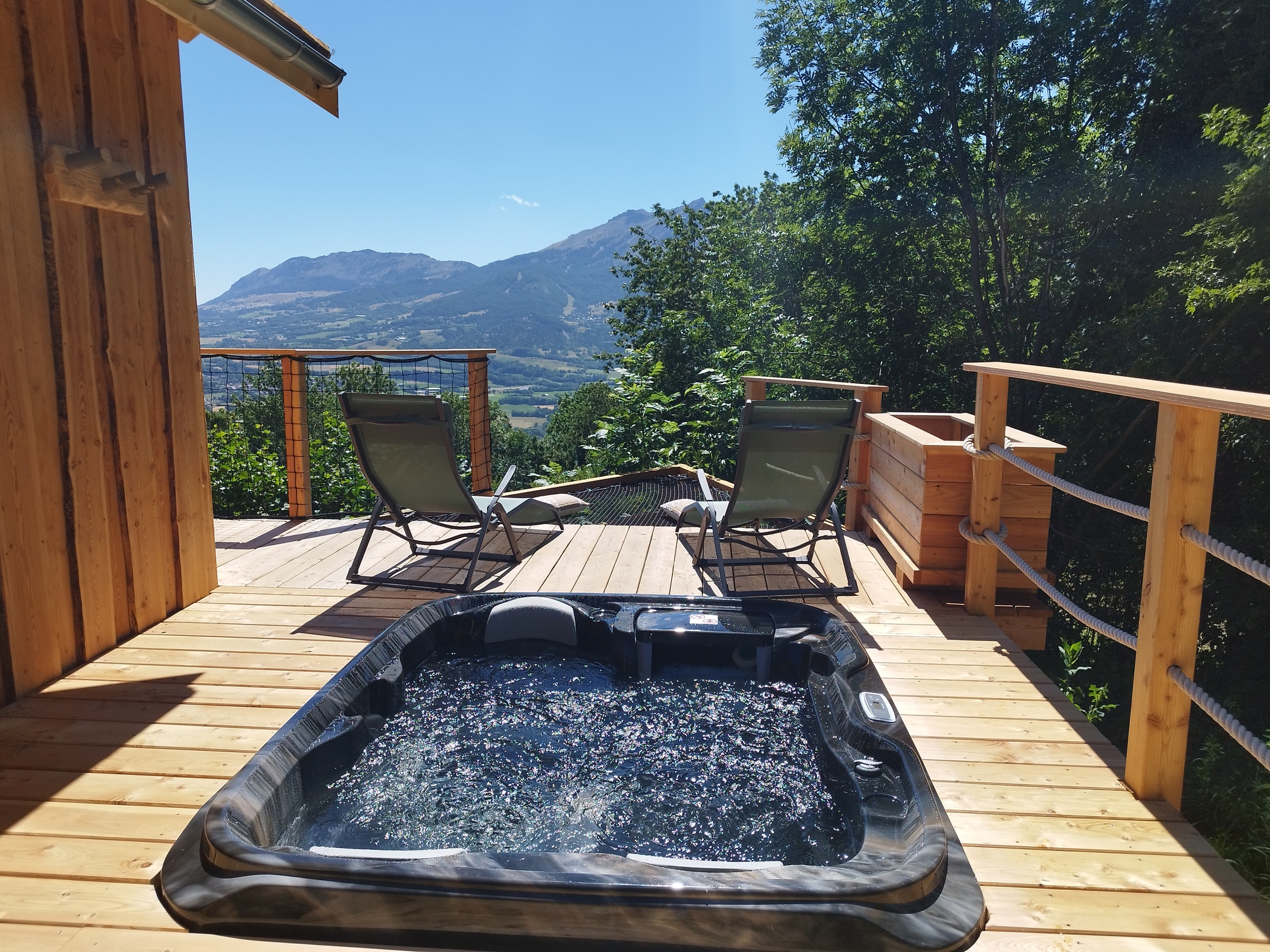 Cabane de l'Aiguille & SPA : une évasion sensorielle en Hautes-Alpes à St Julien En Champsaur — vue intérieure