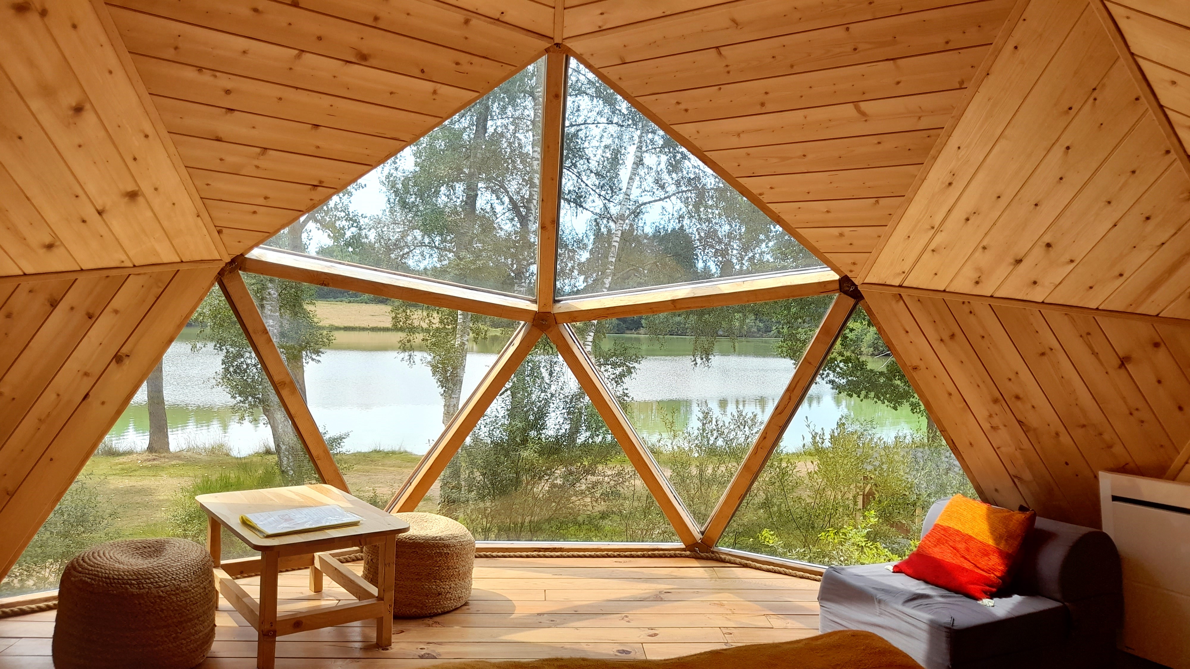 Dôme perché au bord du lac : une expérience unique en Auvergne à Condat-En-Combraille — chambre