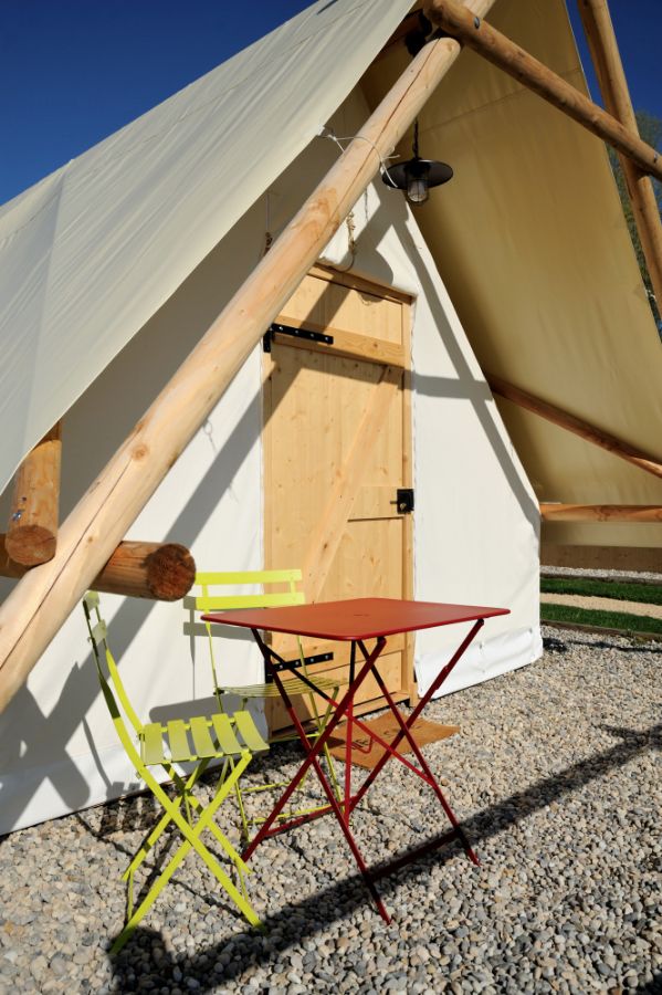 Les Lodges du Domaine de Suzel — Lodge safari avec spa en Isère à Saint-Quentin-sur-Isère — espace de vie