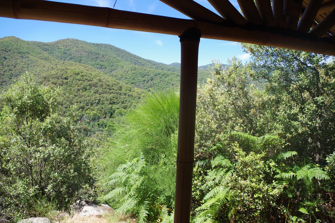 Cabane Bambou — Séjour exotique avec spa à Lascoutch (Gard) à Soudorgues — espace de vie