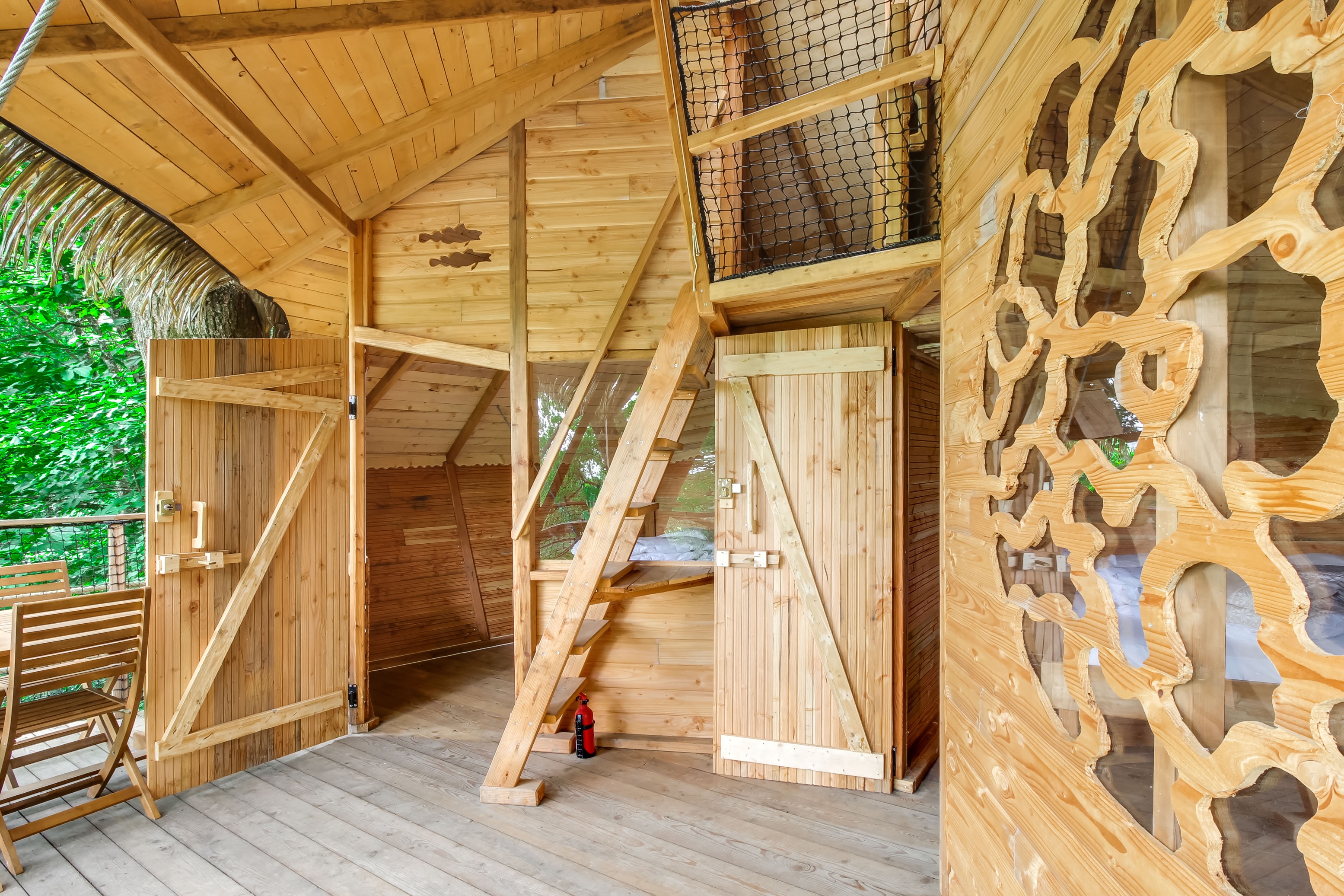 Cabane dans les arbres : une expérience immersive en Pays de la Loire à La Baconnière — vue intérieure