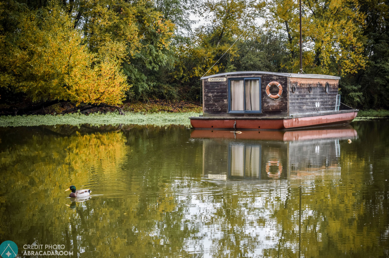 La Toue au Mouillage : une expérience flottante en famille à Chassenard — vue intérieure