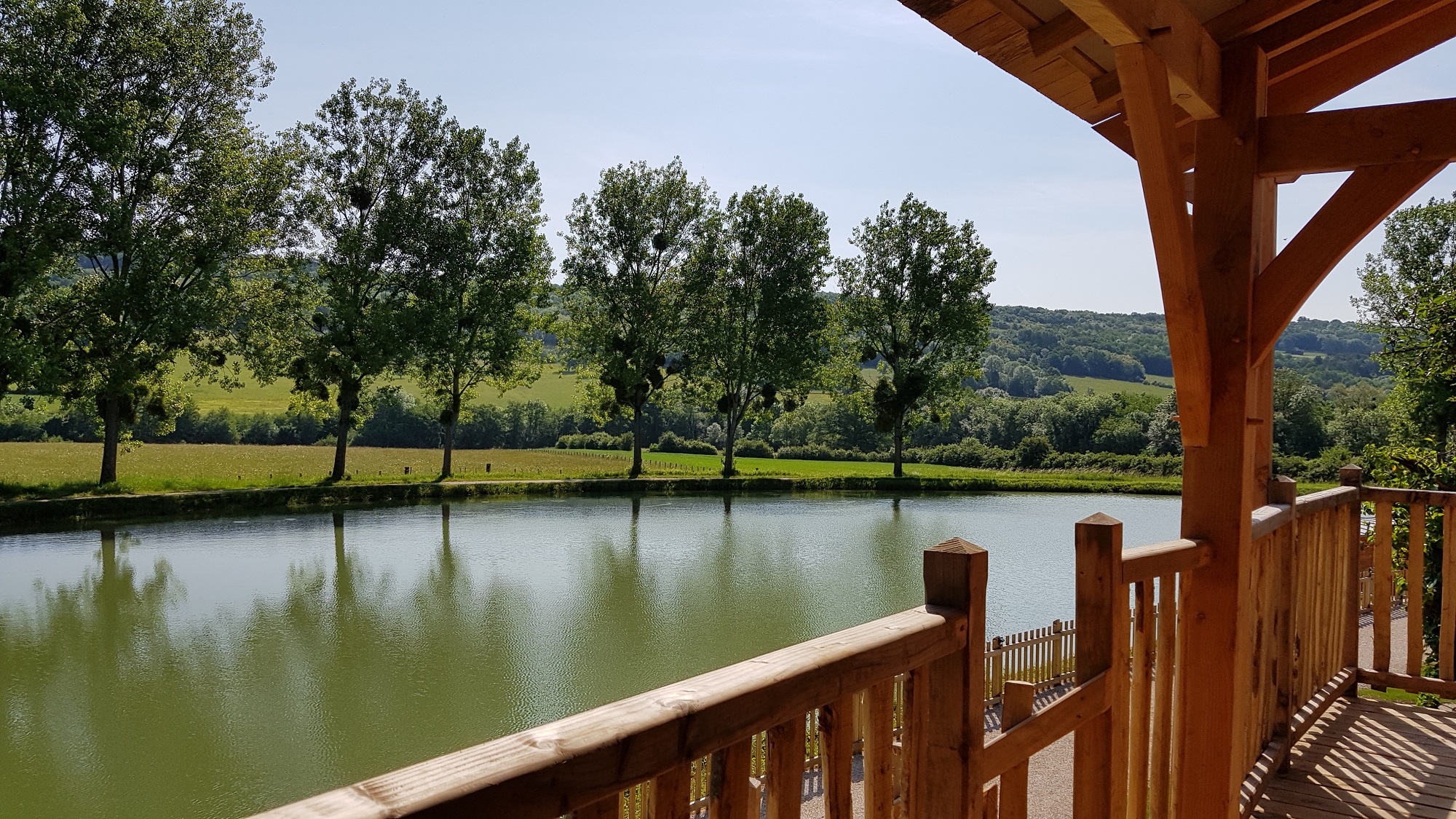 La Cabane Perchée & Spa : une évasion insolite en Bourgogne à Chassey — vue depuis la terrasse