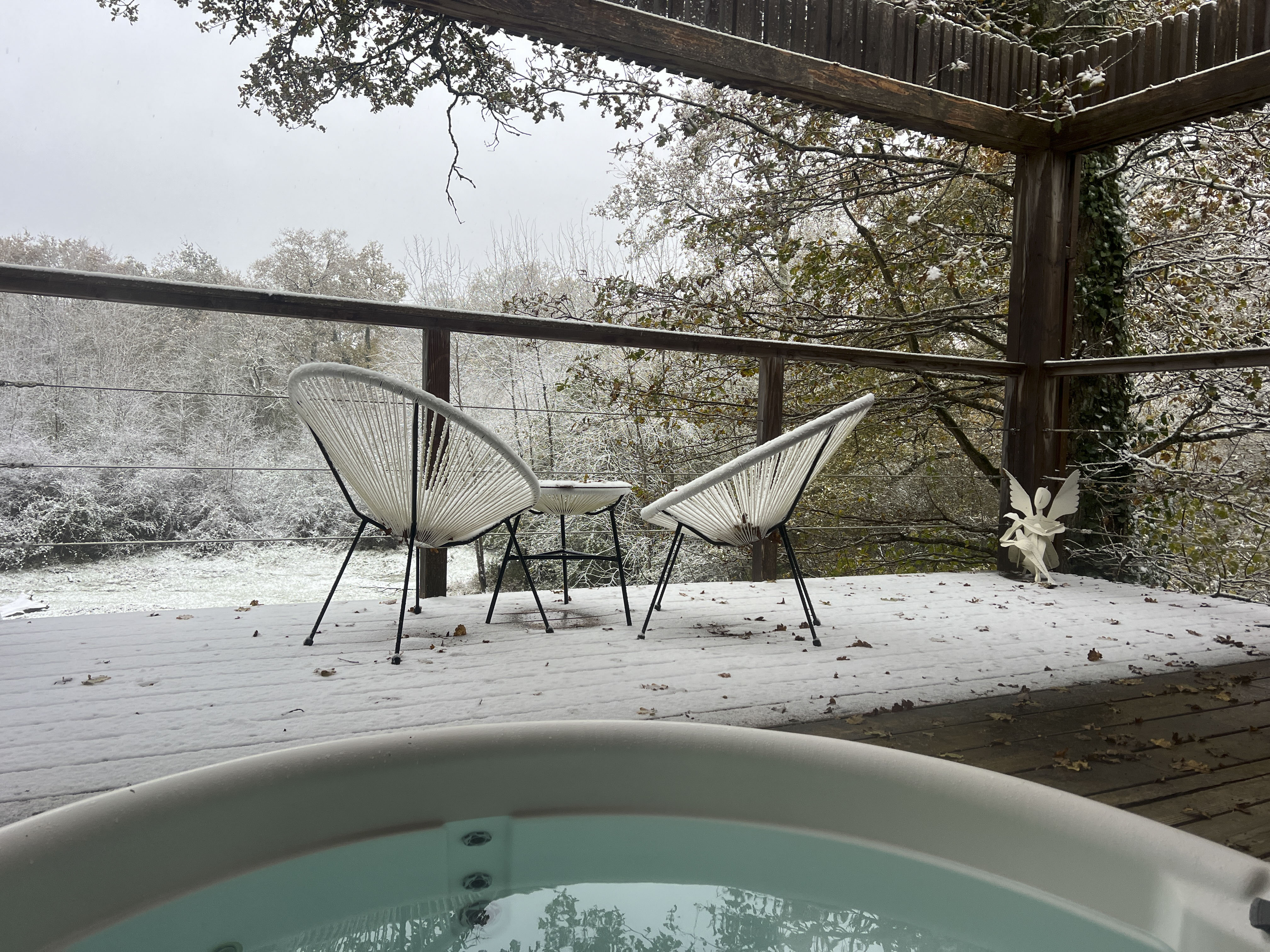 Lodge Moody Wood, une suite sur pilotis avec spa privatif à Esvres-Sur-Indre — espace de vie