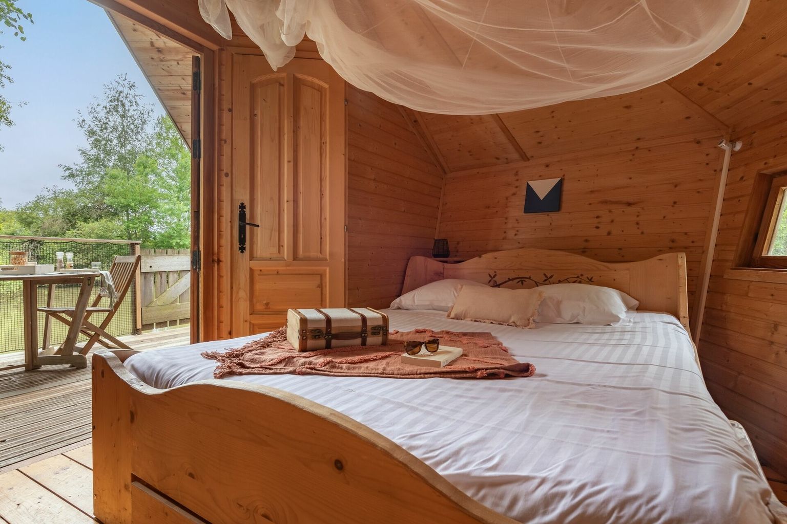 Cabane Duo flottante Lifou : une évasion sur l'eau à Pressac — chambre