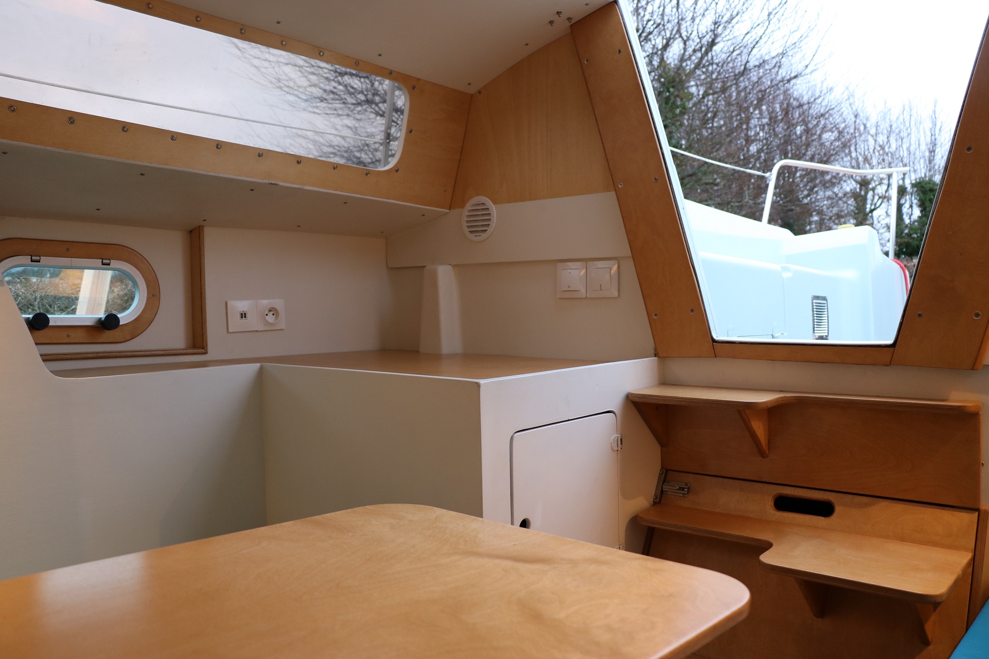 Vivez une expérience unique à bord du Bathô Karben en Haute-Normandie à Les Loges — cuisine