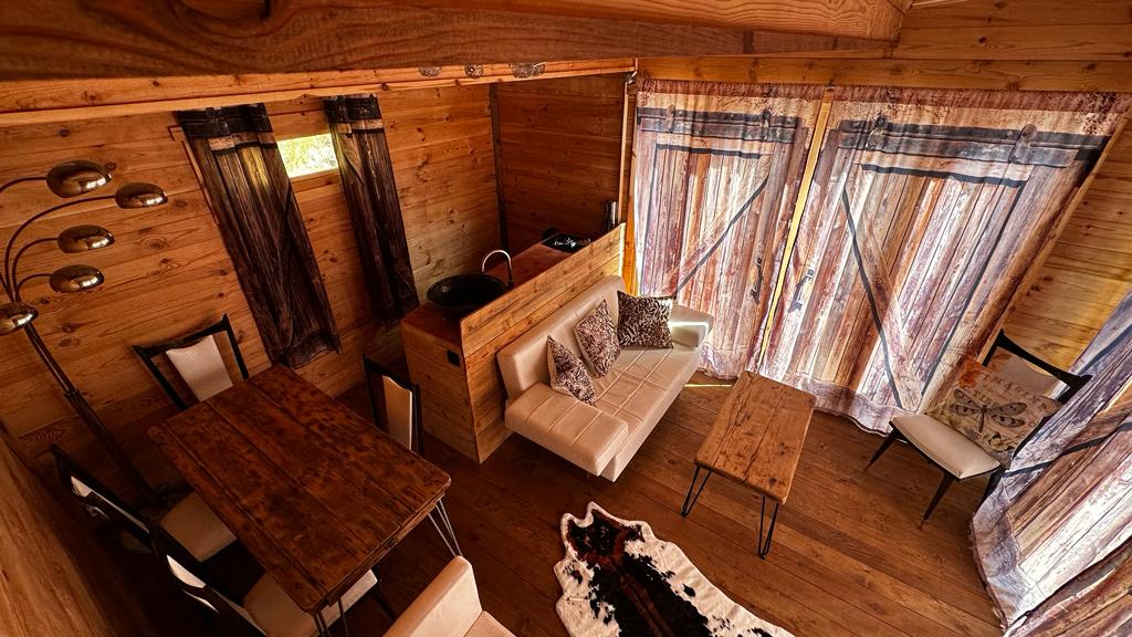 Cabane sur pilotis avec spa : une expérience unique en Auvergne à Cheylade — vue depuis la terrasse