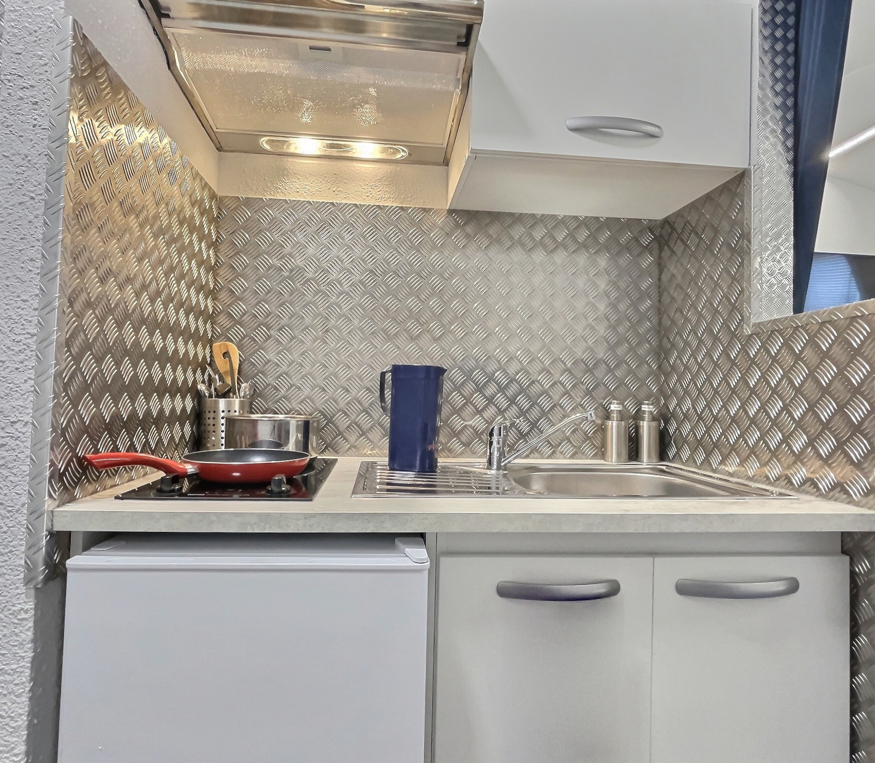 Insolite - Thème Jet Privé — Chambre à thème avec spa à Moontown à Moontown — salle de bain