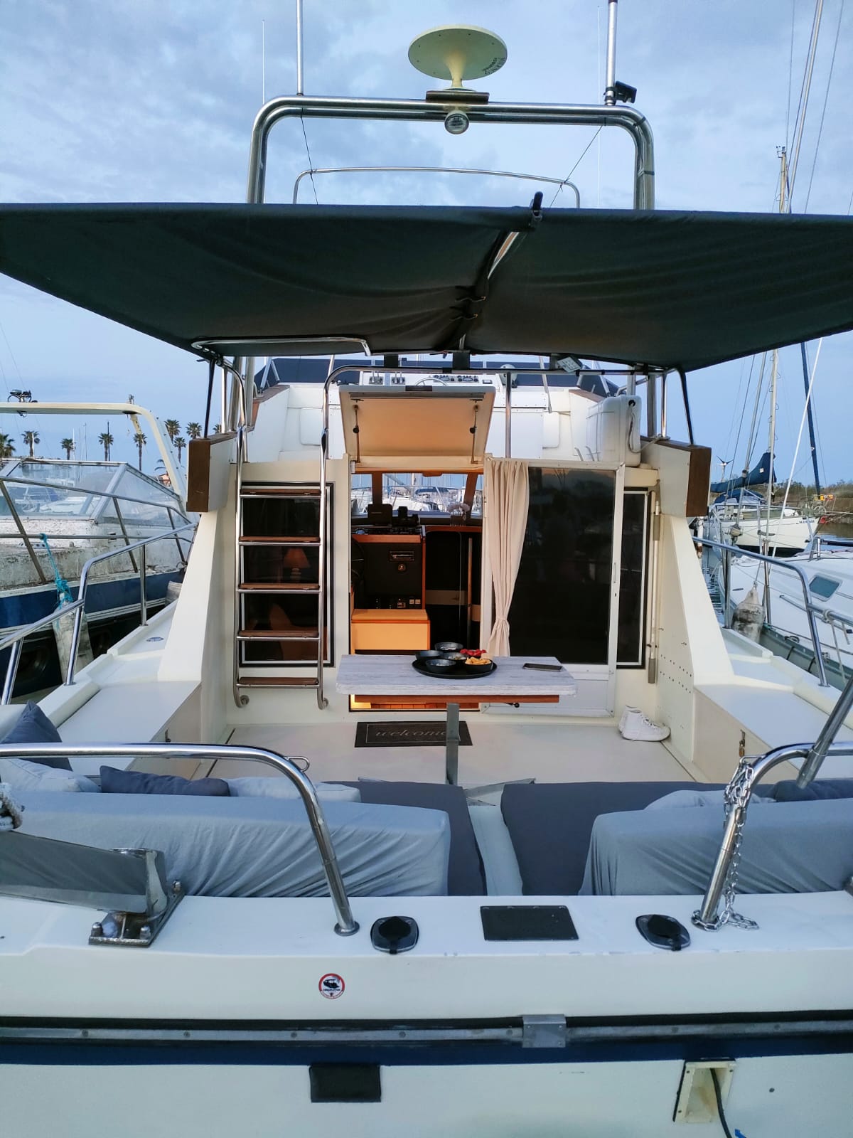 BATEAU de STANDING tout confort — Péniche avec spa à Pyrénées-Orientales à Le Barcarès — espace de vie