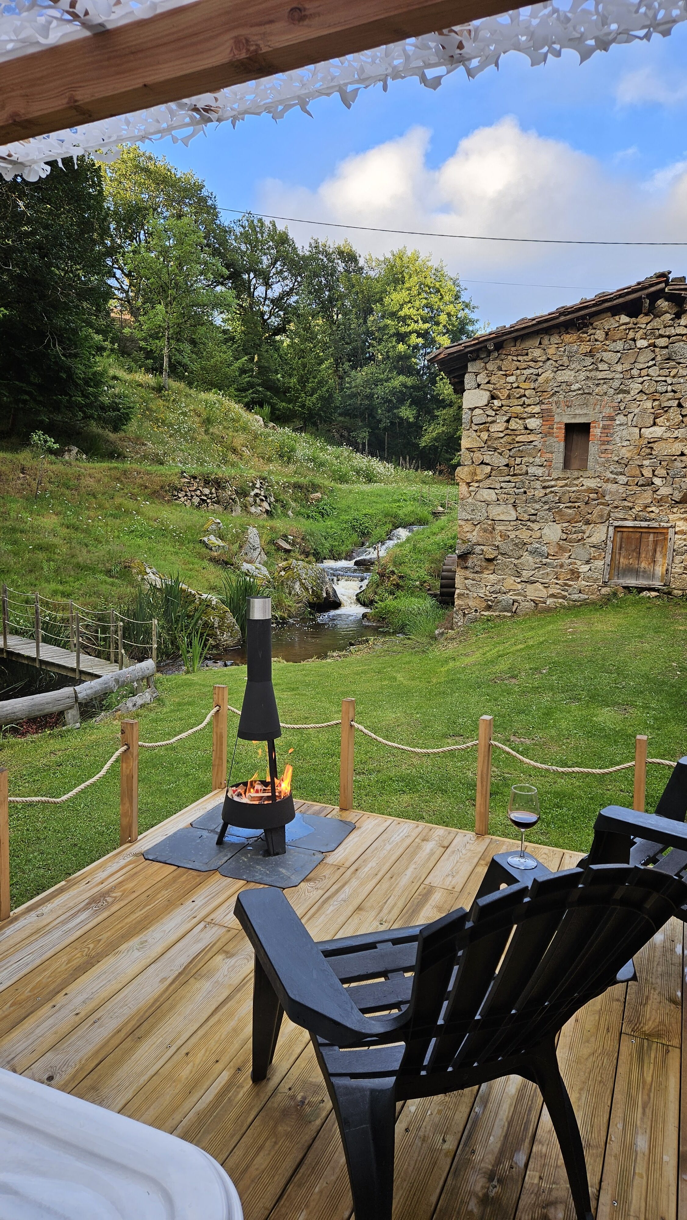 Lodge des sources & Spa : une cabane immersive en Auvergne à Viscomtat — salle de bain