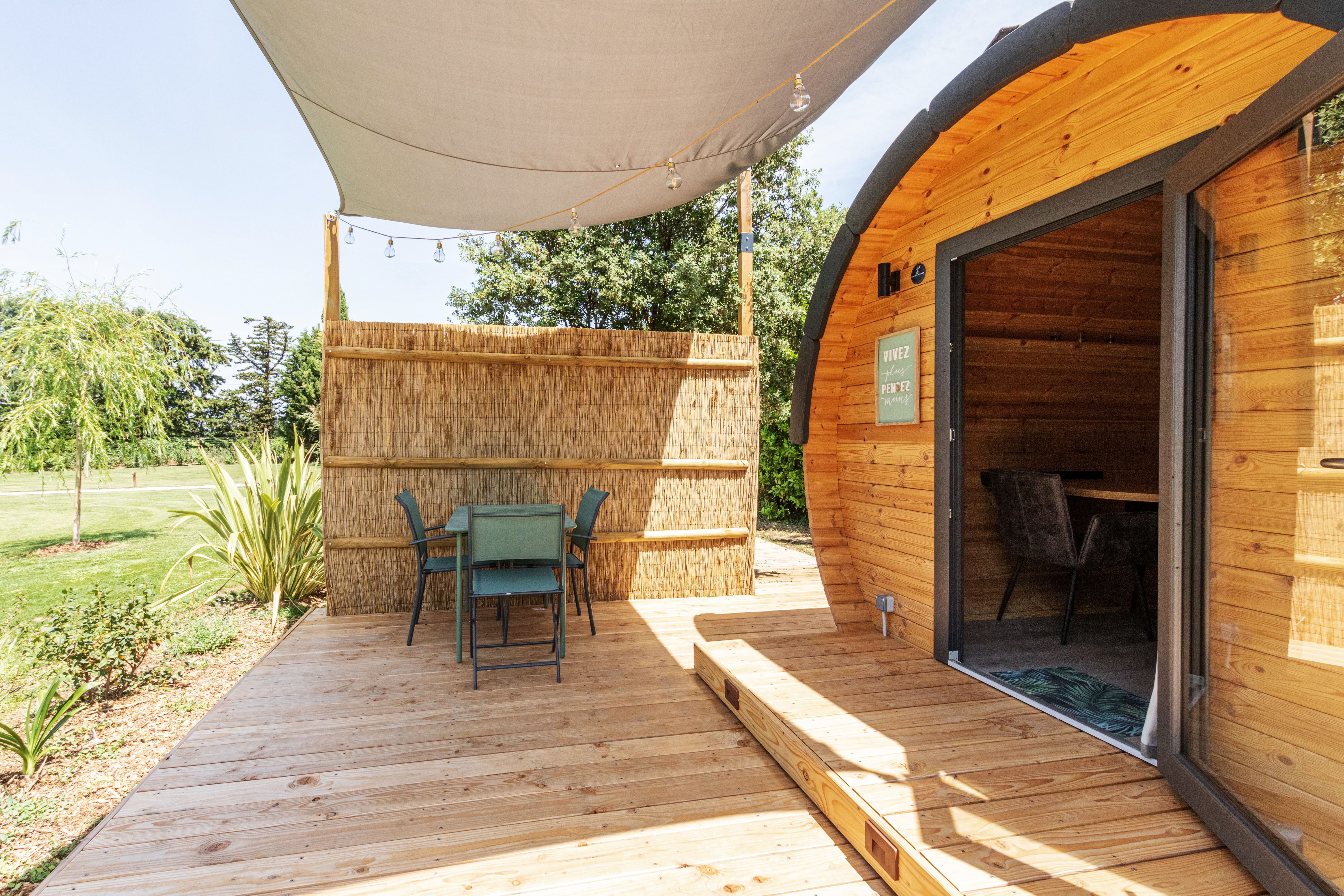 Hébergement Tonneau Prestige — Nuit cocooning avec piscine à Vaucluse à Fontaine-de-Vaucluse — vue depuis la terrasse