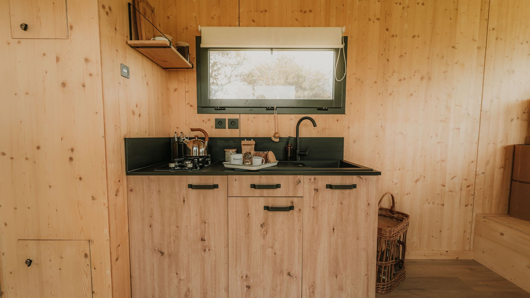 Séjournez dans une tiny house moderne au cœur de la campagne bretonne à Pont-L'abbé — cuisine