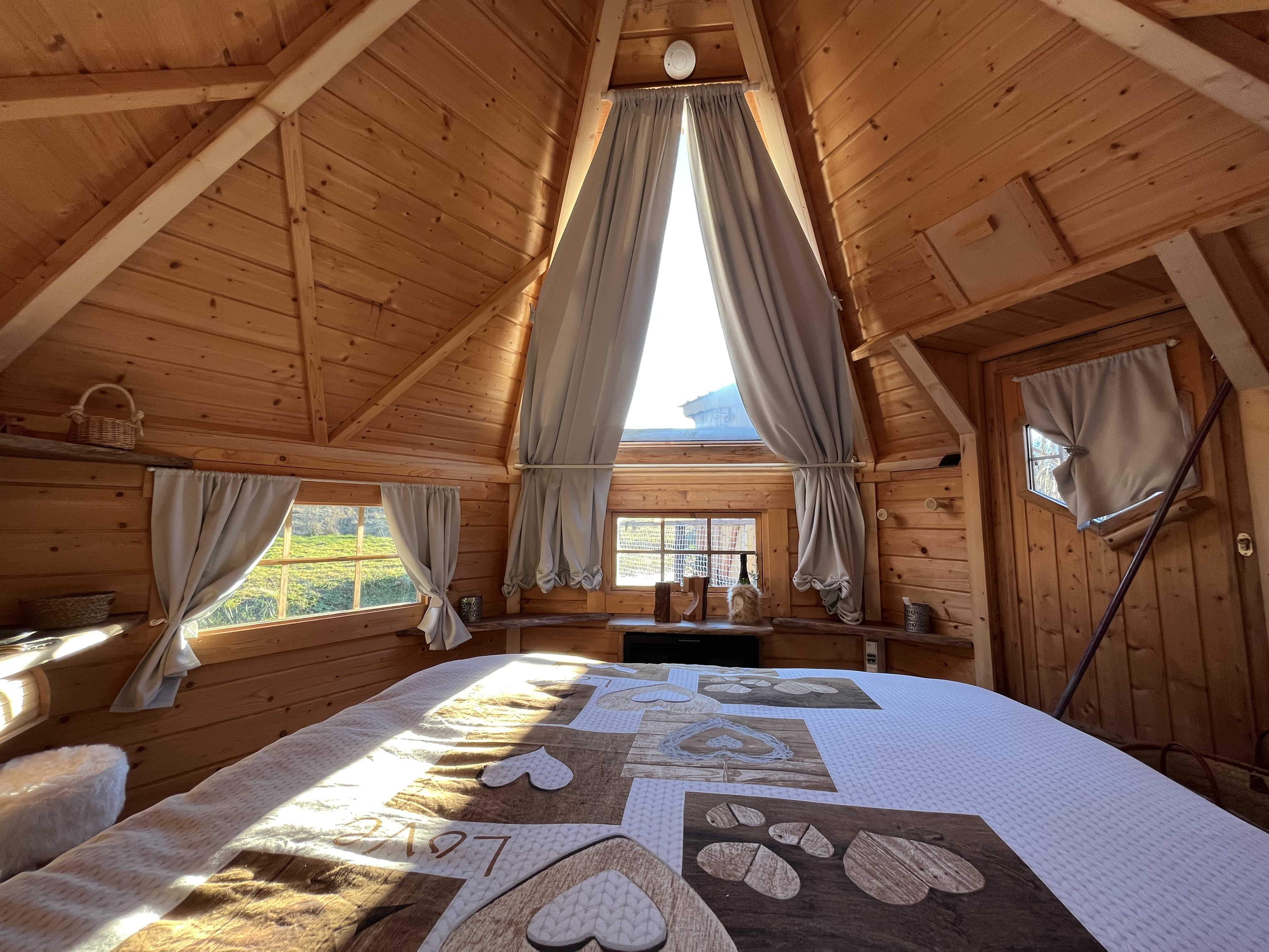 Kota chambre des Cambuses — Cabane sur l'eau avec bain nordique à Saint-Dié-des-Vosges à Saint-Dié-des-Vosges — espace de vie