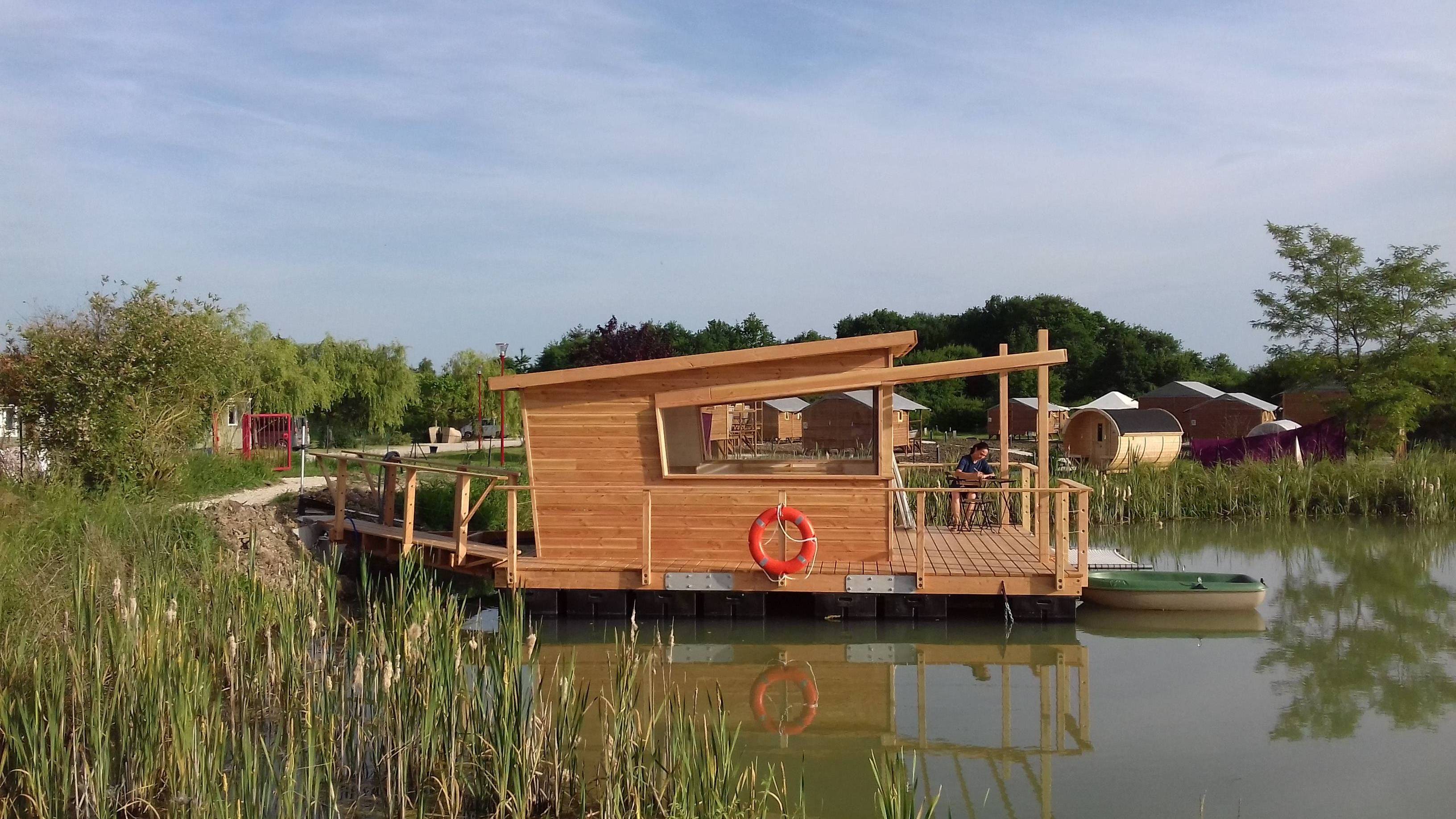 Lodge flottant Nénuphar : une cabane sur l'eau en pleine nature à Mont Près Chambord — vue intérieure
