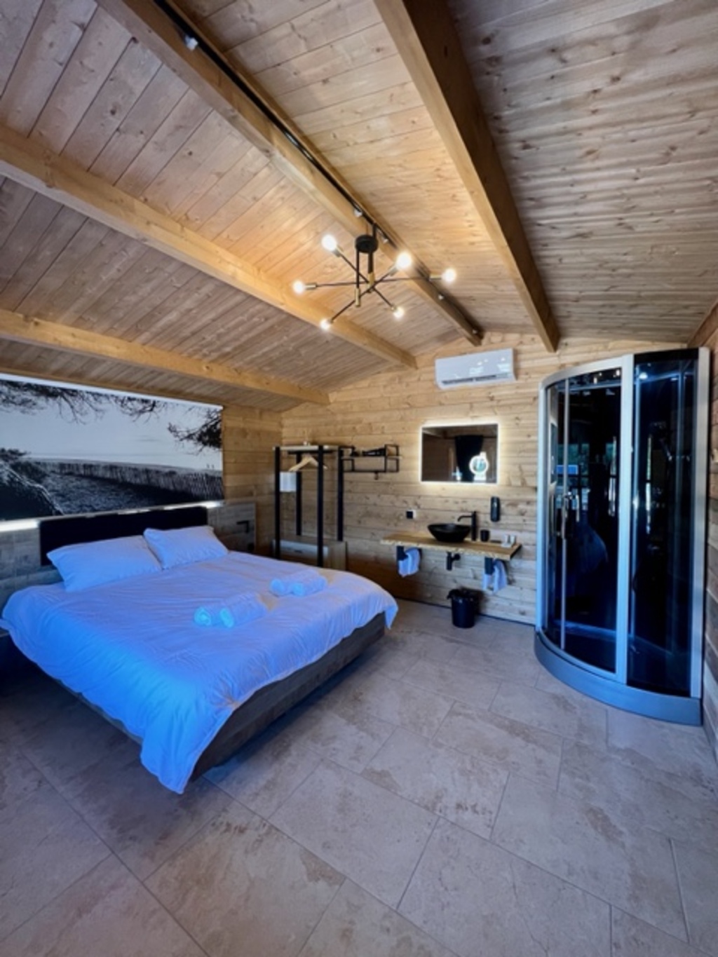 Un chalet romantique au cœur de la Corse à Occhiatana — salle de bain