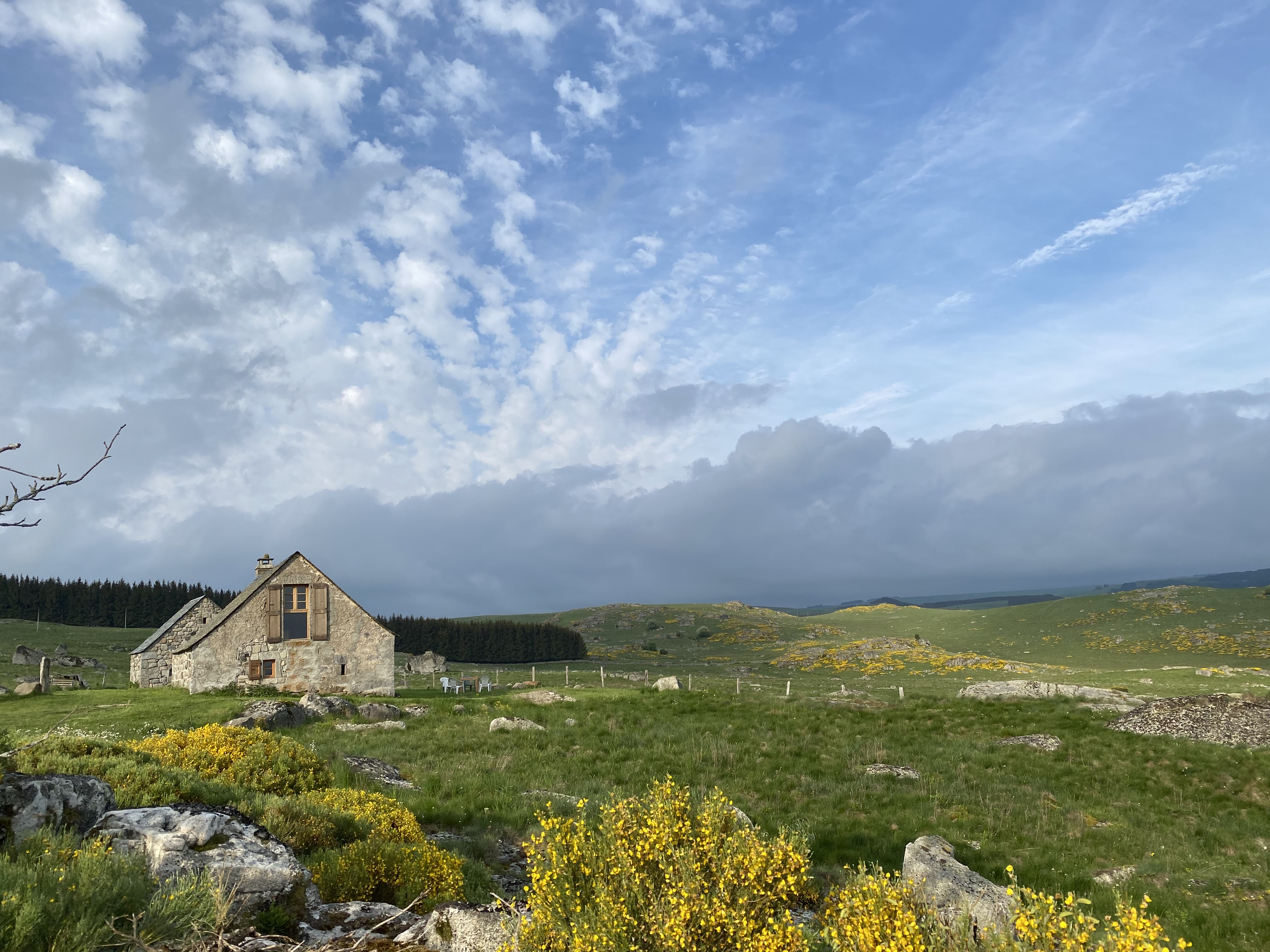 Buron Cœur d’Aubrac : une immersion au cœur de l’Occitanie — Cabane à Marchastel