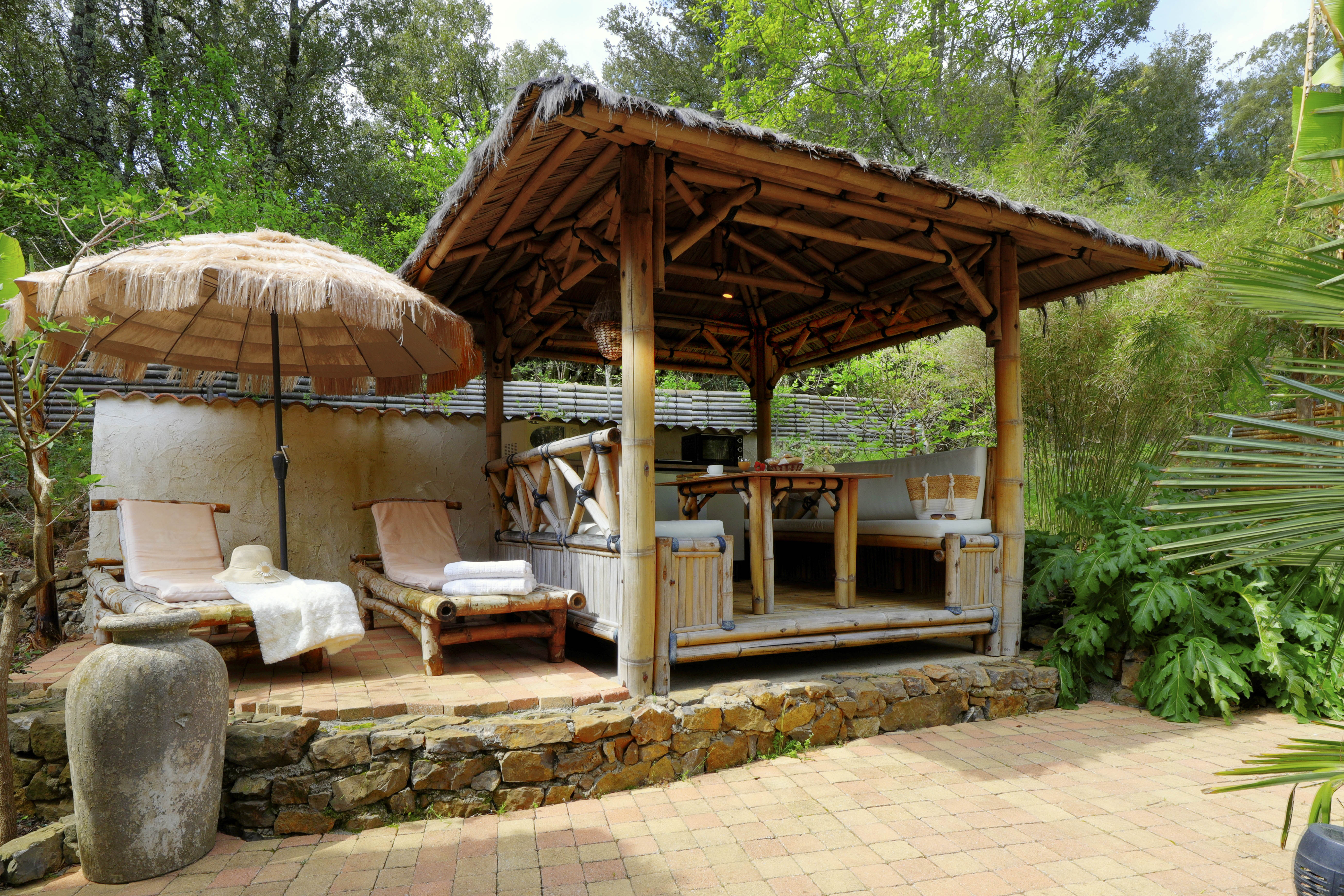 Insolite Suite Bali — Cabane avec spa privatif à Valaurie (Gard) à Saint-Nazaire — vue depuis la terrasse