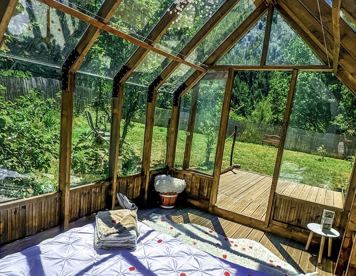 Chalet en verre sous une pluie d’étoiles : une expérience unique en Provence à Lantosque — vue depuis la terrasse