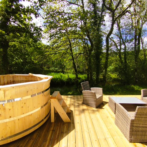 Dôme avec vue sur la rivière et spa en Bretagne à Huelgoat — vue depuis la terrasse