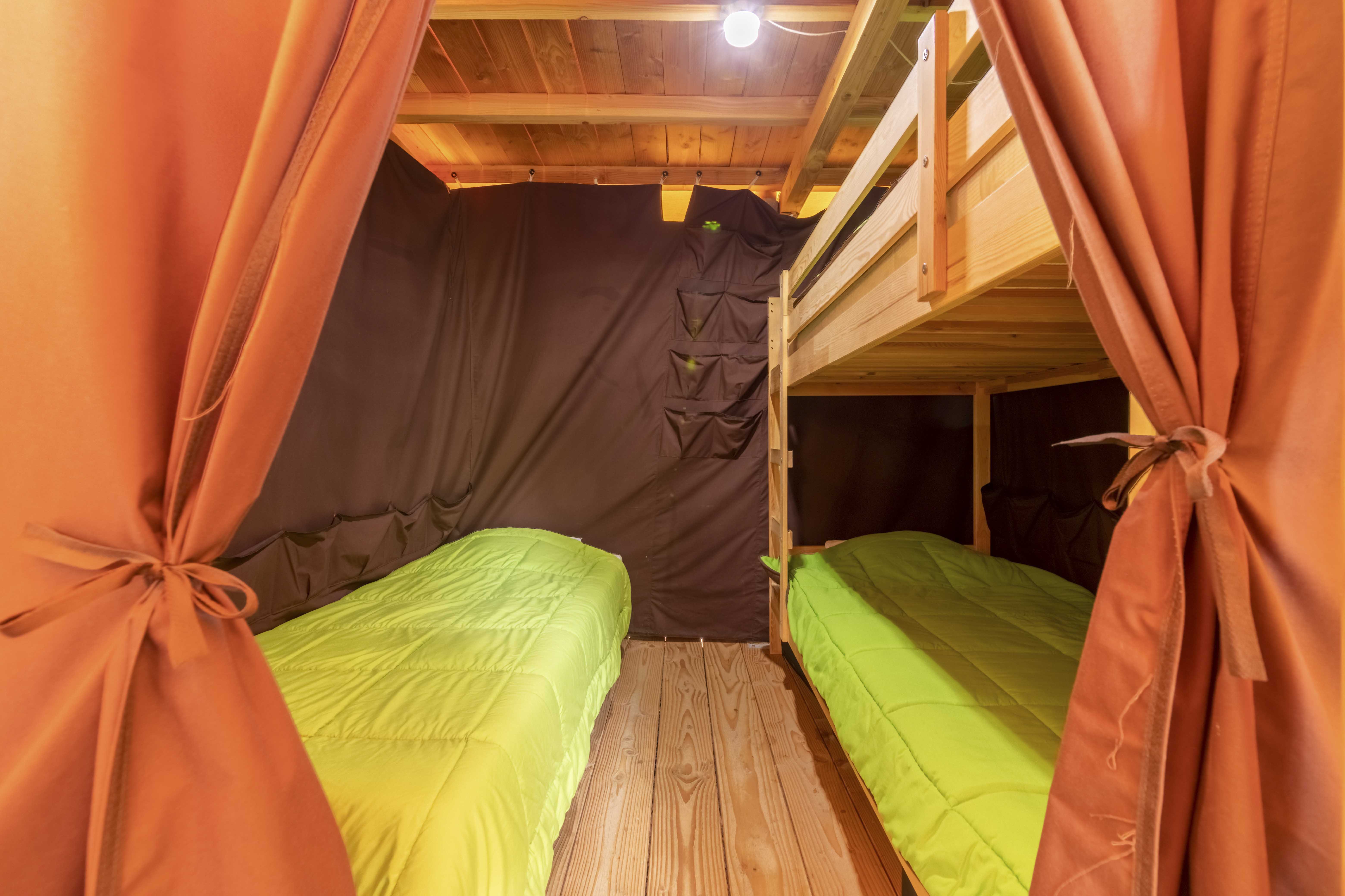 La tente Trappeur — Tente avec spa à Saint-Jean-du-Gard (Gard) à Saint-Jean-du-Gard — salle de bain