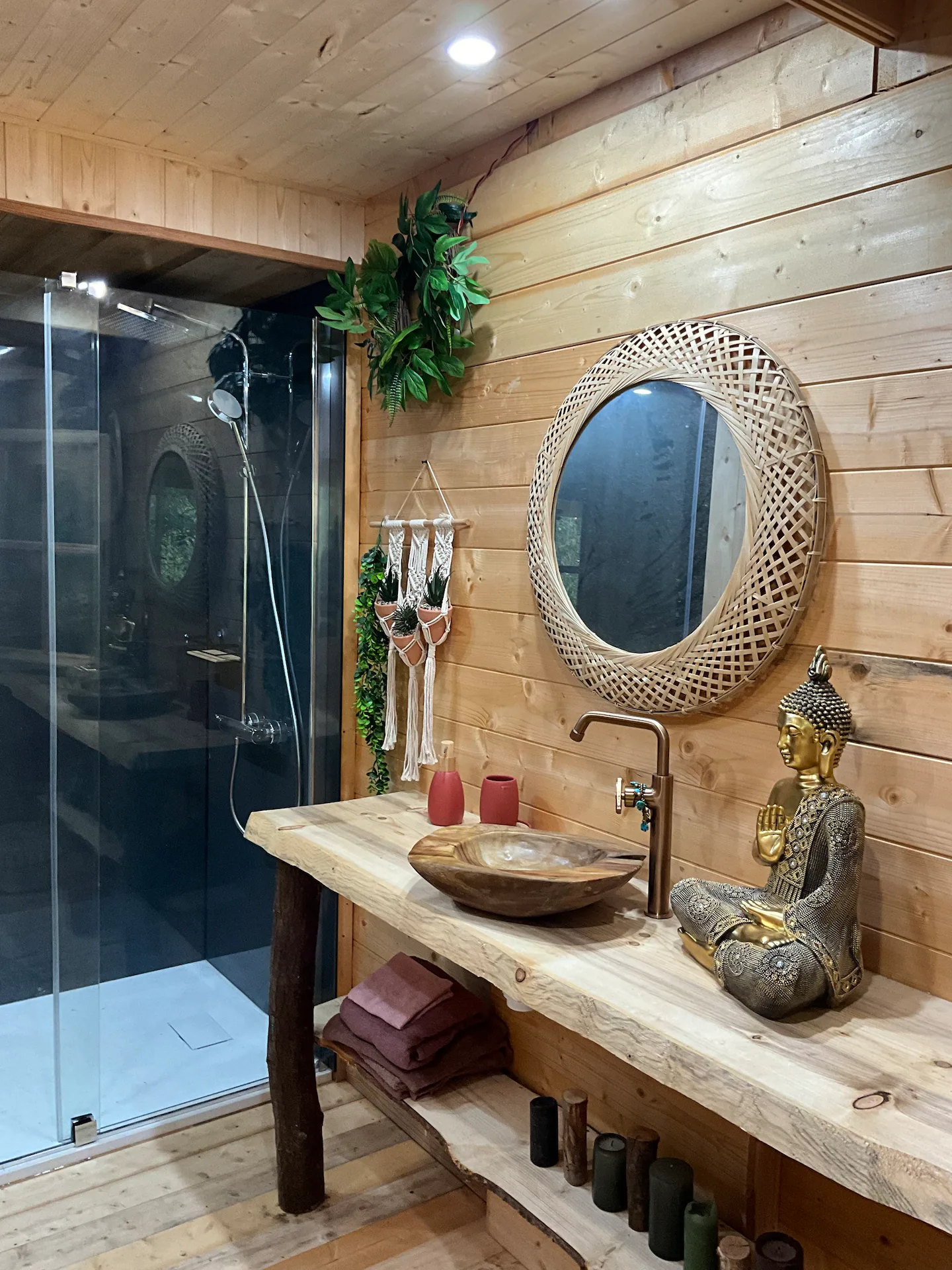 Coco bohème — Cabane sur pilotis avec jacuzzi à Hautes-Pyrénées à Lourdes — détail architectural