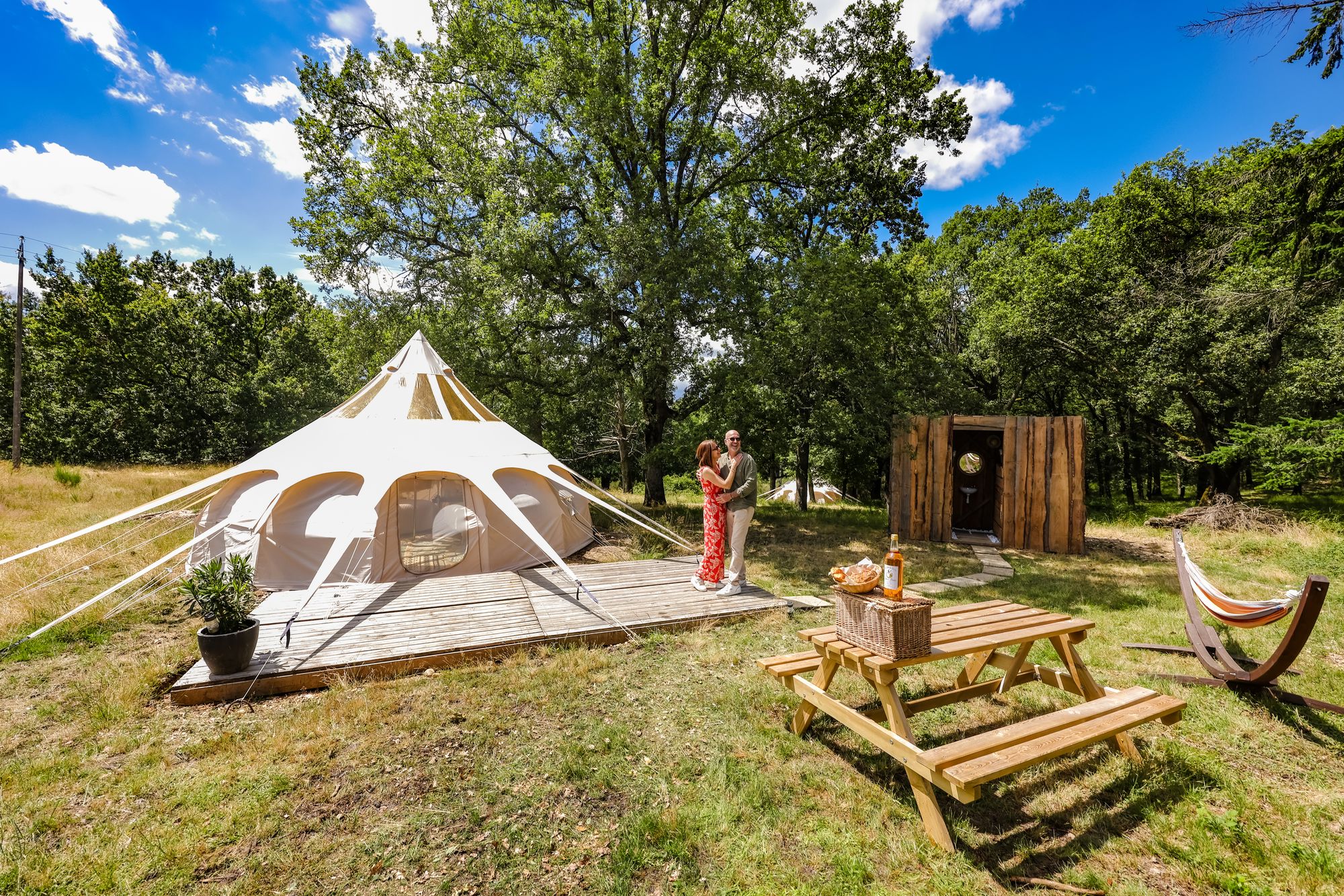 Évasion en tente lodge au cœur des Midi-Pyrénées à Busque — espace de vie