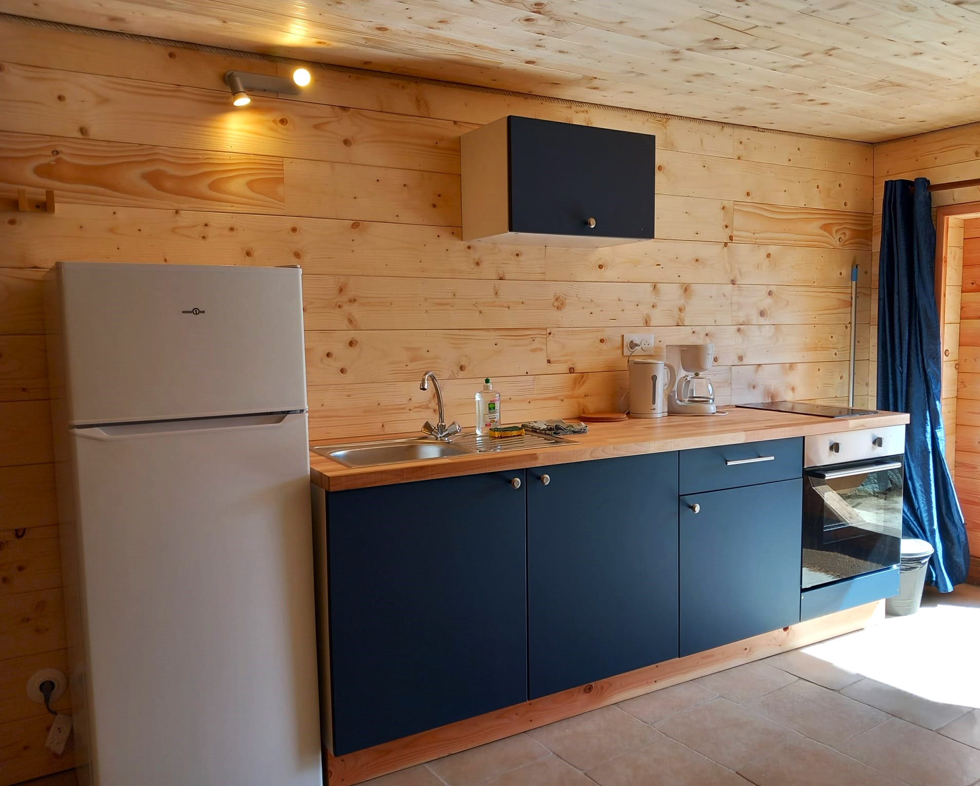 Antre du Hobbit : une expérience immersive au bord du lac à Condat-En-Combraille — espace de vie